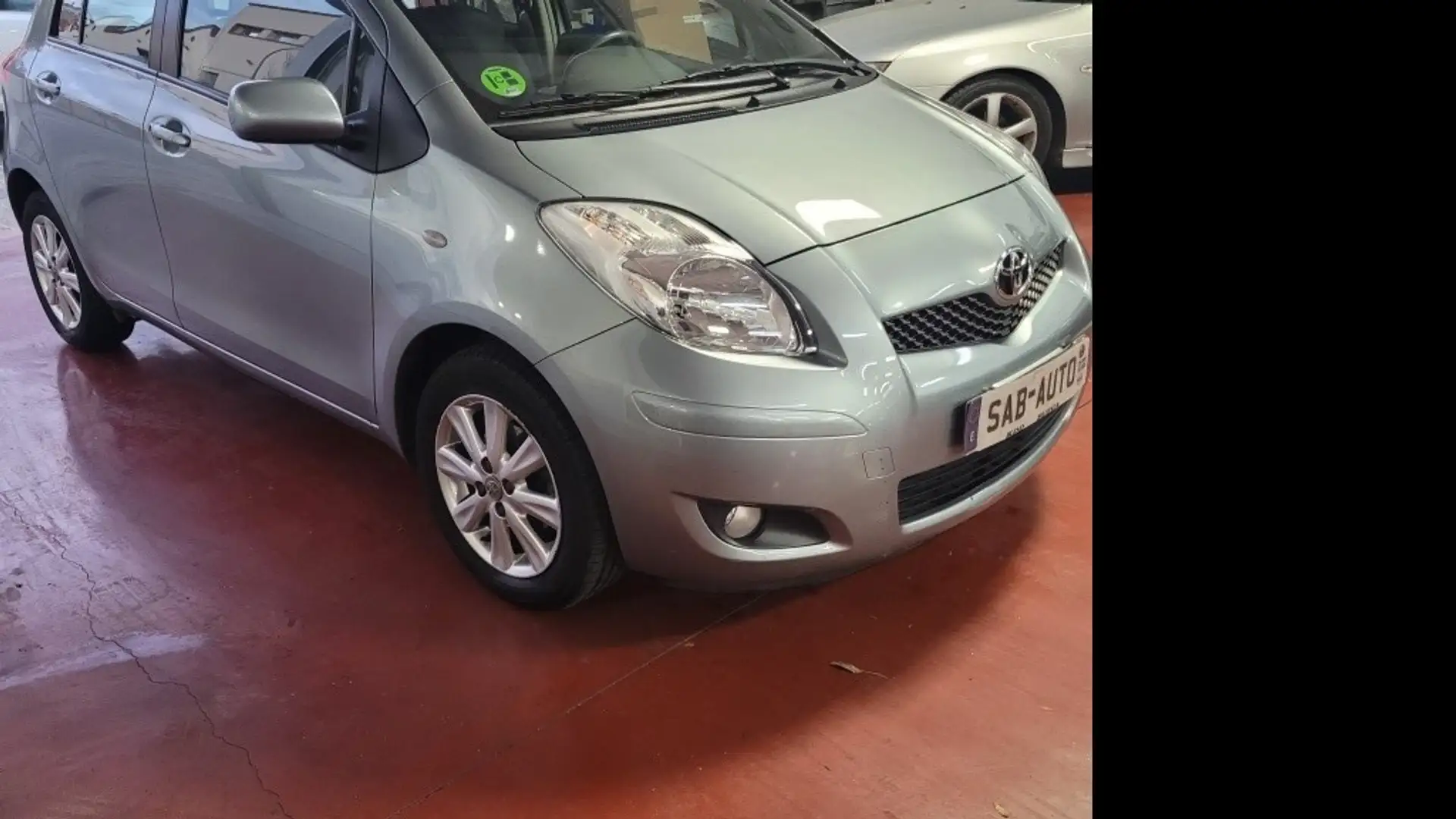 Toyota Yaris 1.3 VVT-i Gris - 2