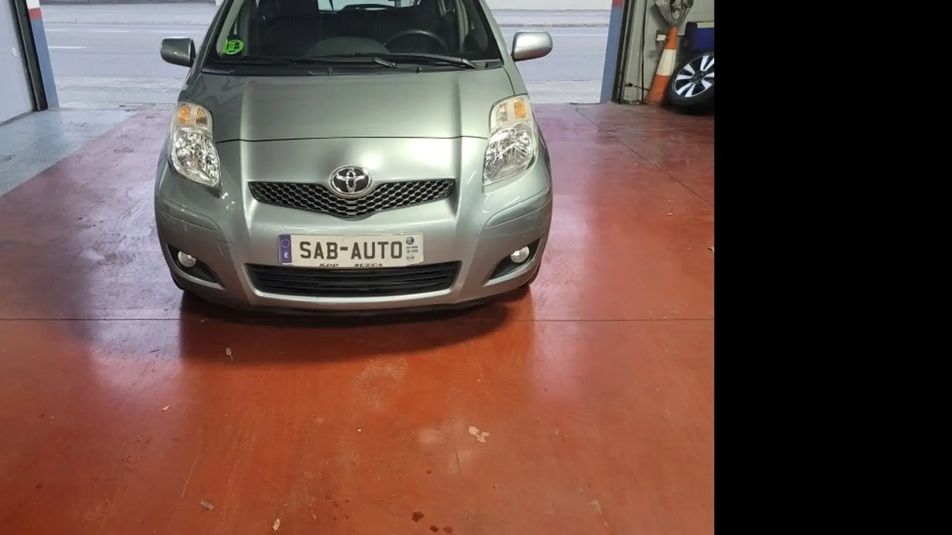 Toyota Yaris 1.3 VVT-i Gris - 1