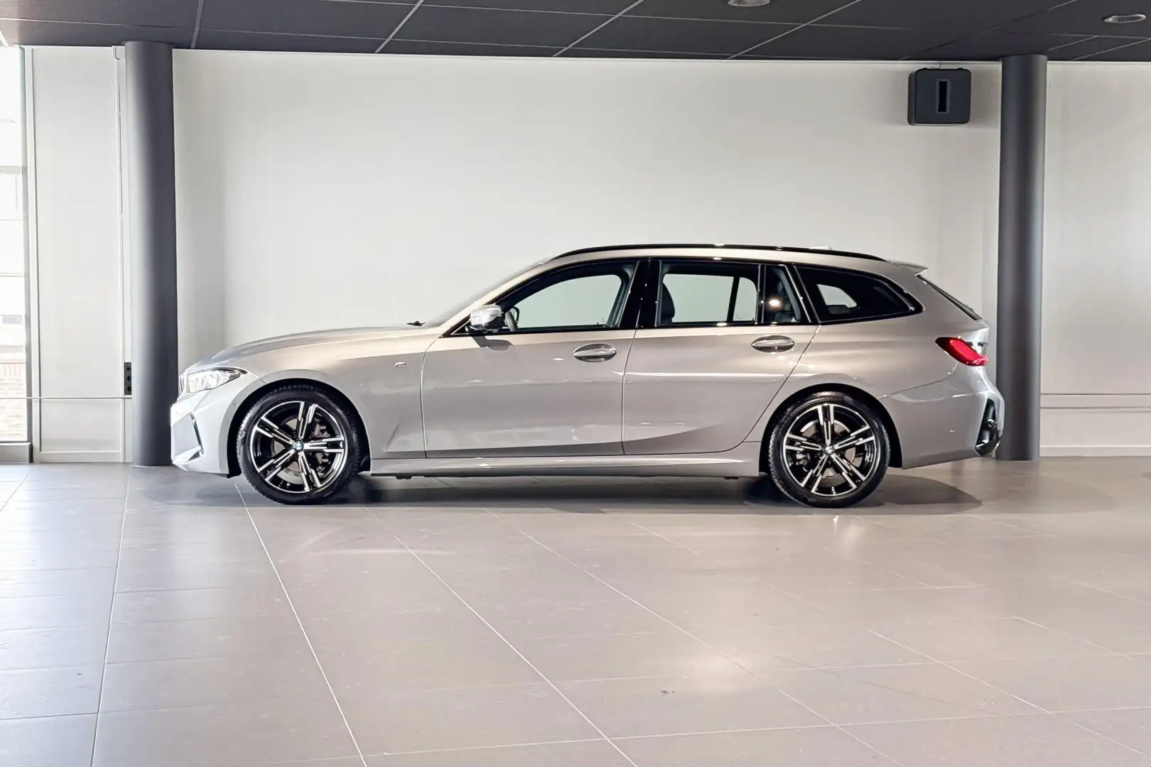 BMW 318 3 Serie Touring 318i | M Sport | Stoelverwarming | Grijs - 2