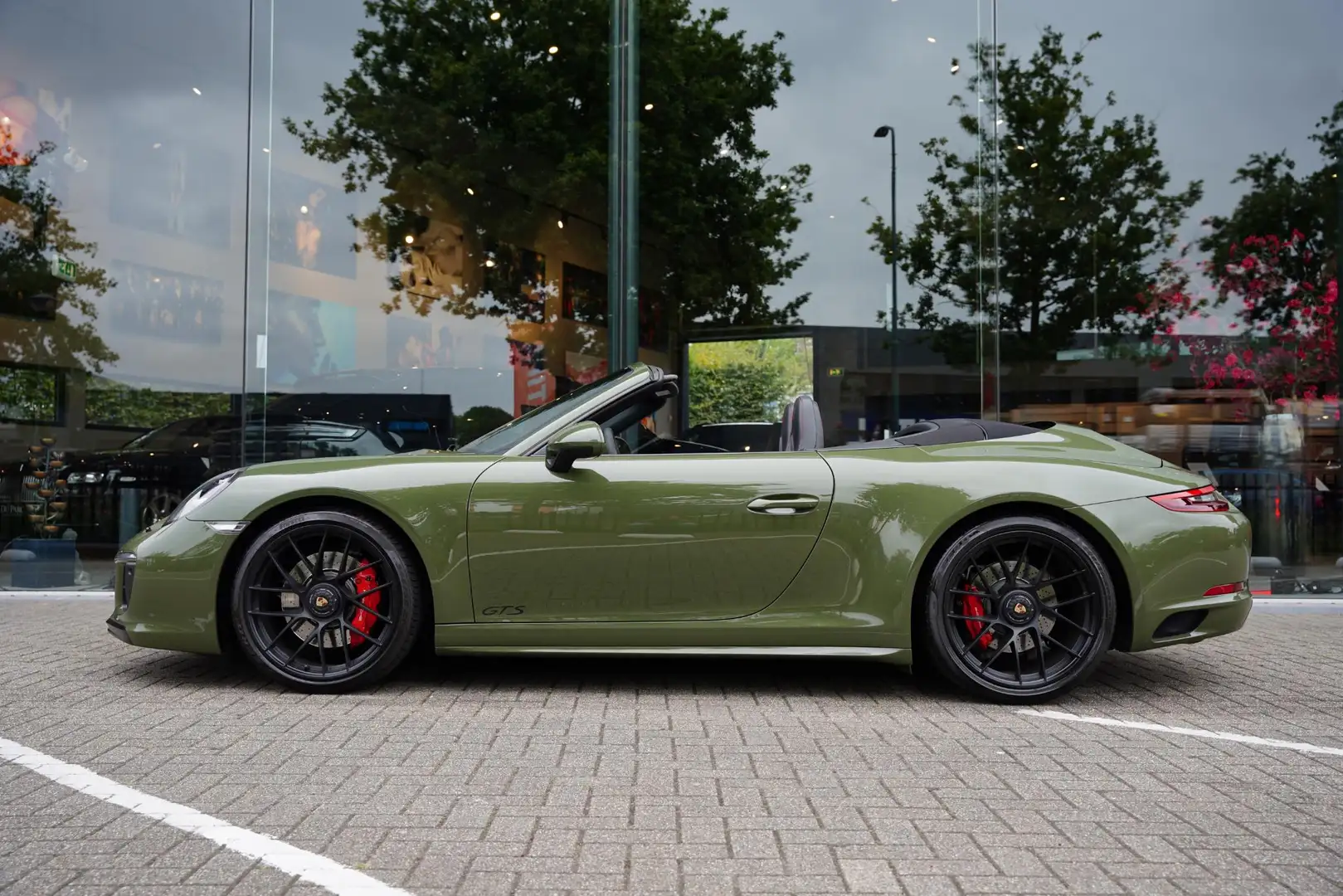 Porsche 991 Cabriolet 3.0 Carrera GTS Nato Green EXPORT PRICE Groen - 1
