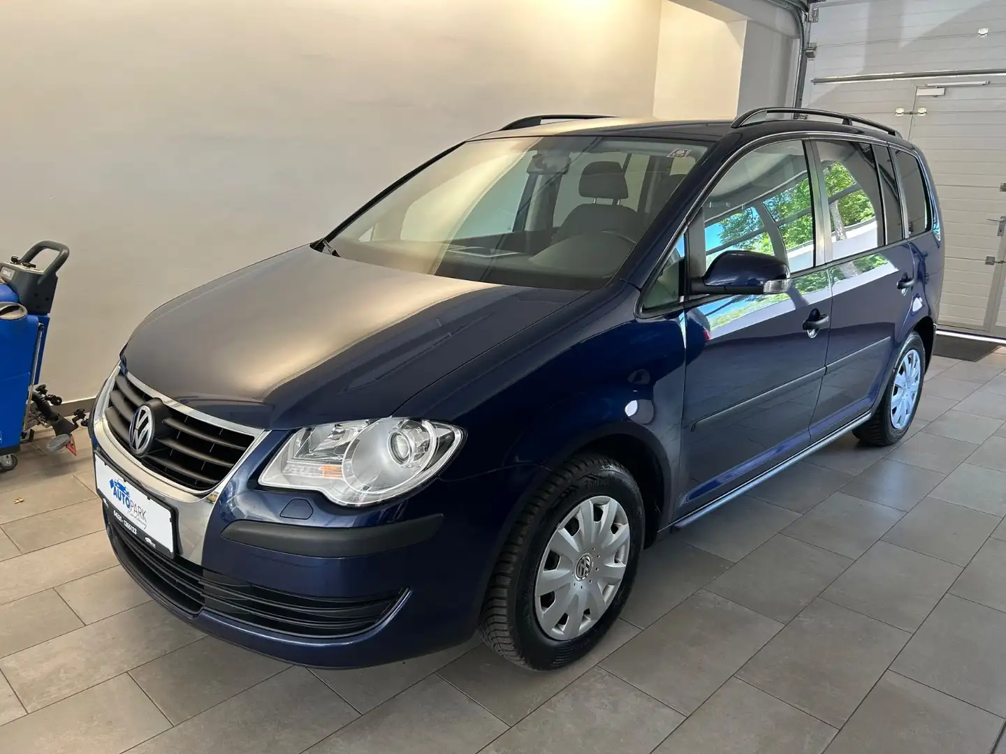Volkswagen Touran 1.6 Conceptline Blau - 1