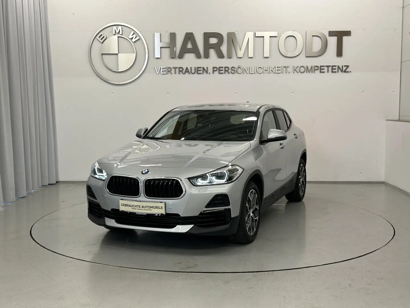 BMW X2 xDrive20i *Modell Advantage* Silber - 2