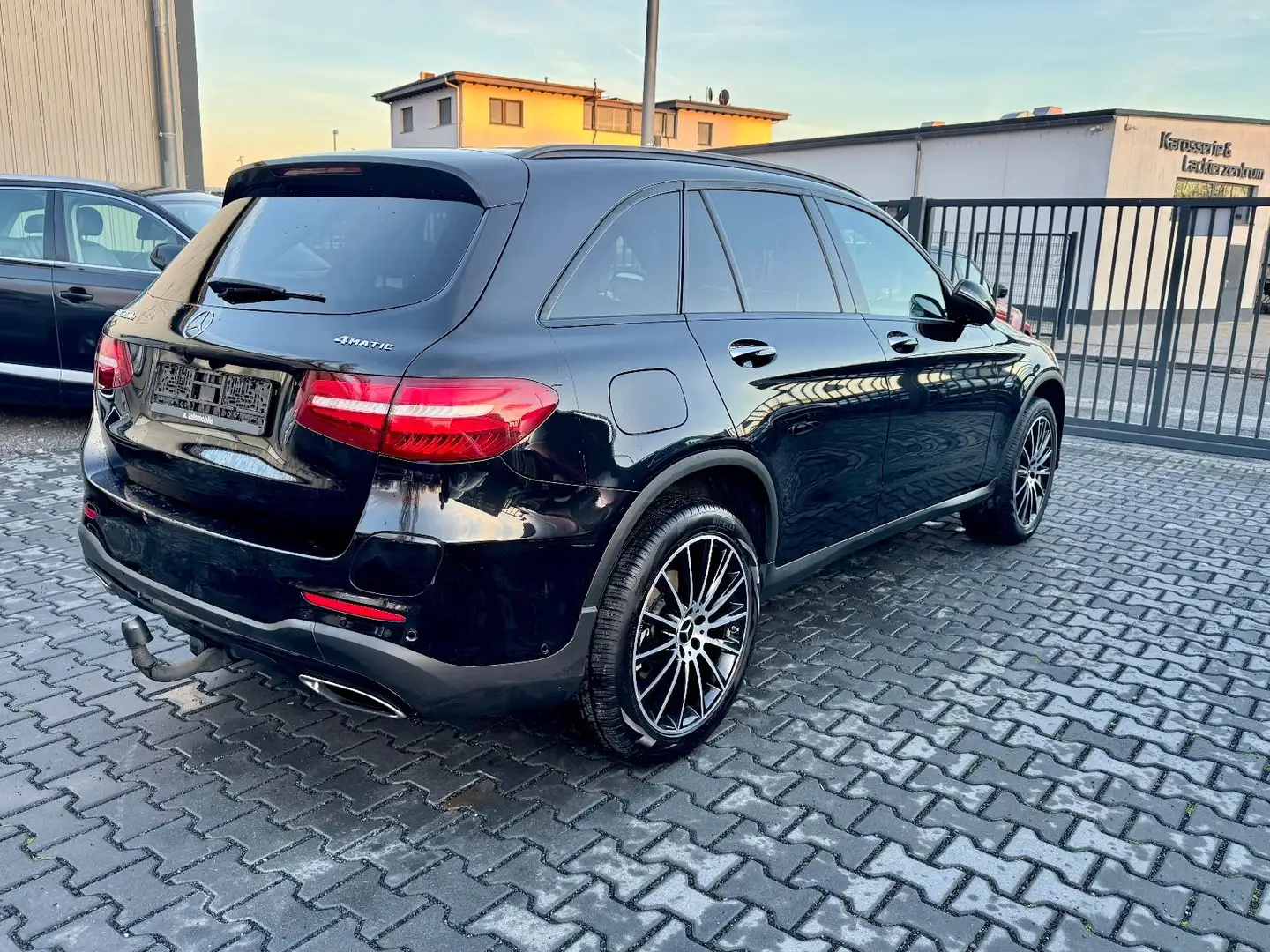 Mercedes-Benz GLC 350 e 4Matic AMG PANO HUD NIGHT BURMESTER 20" Schwarz - 2