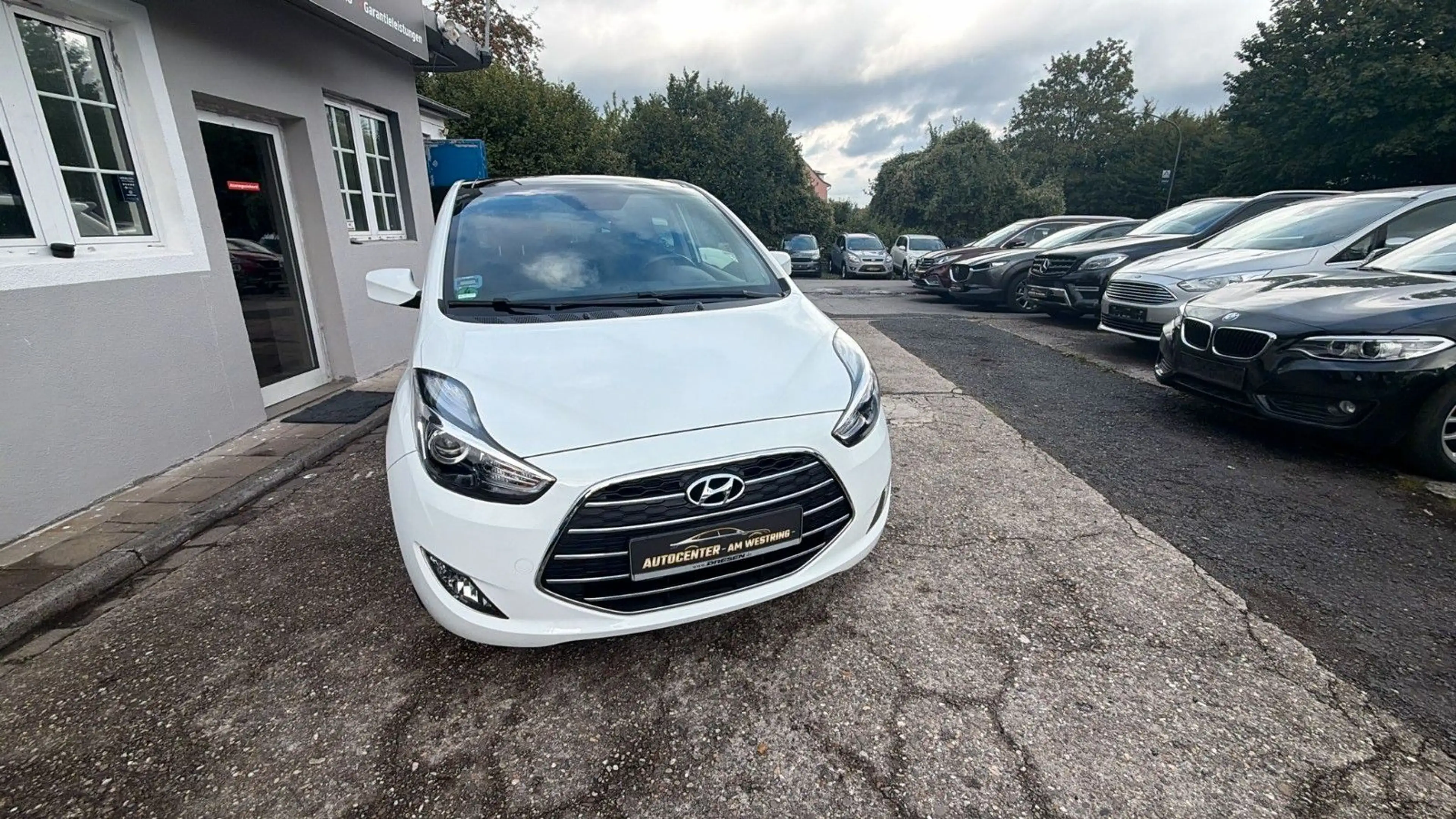 Hyundai iX20 blue Trend — photo 3