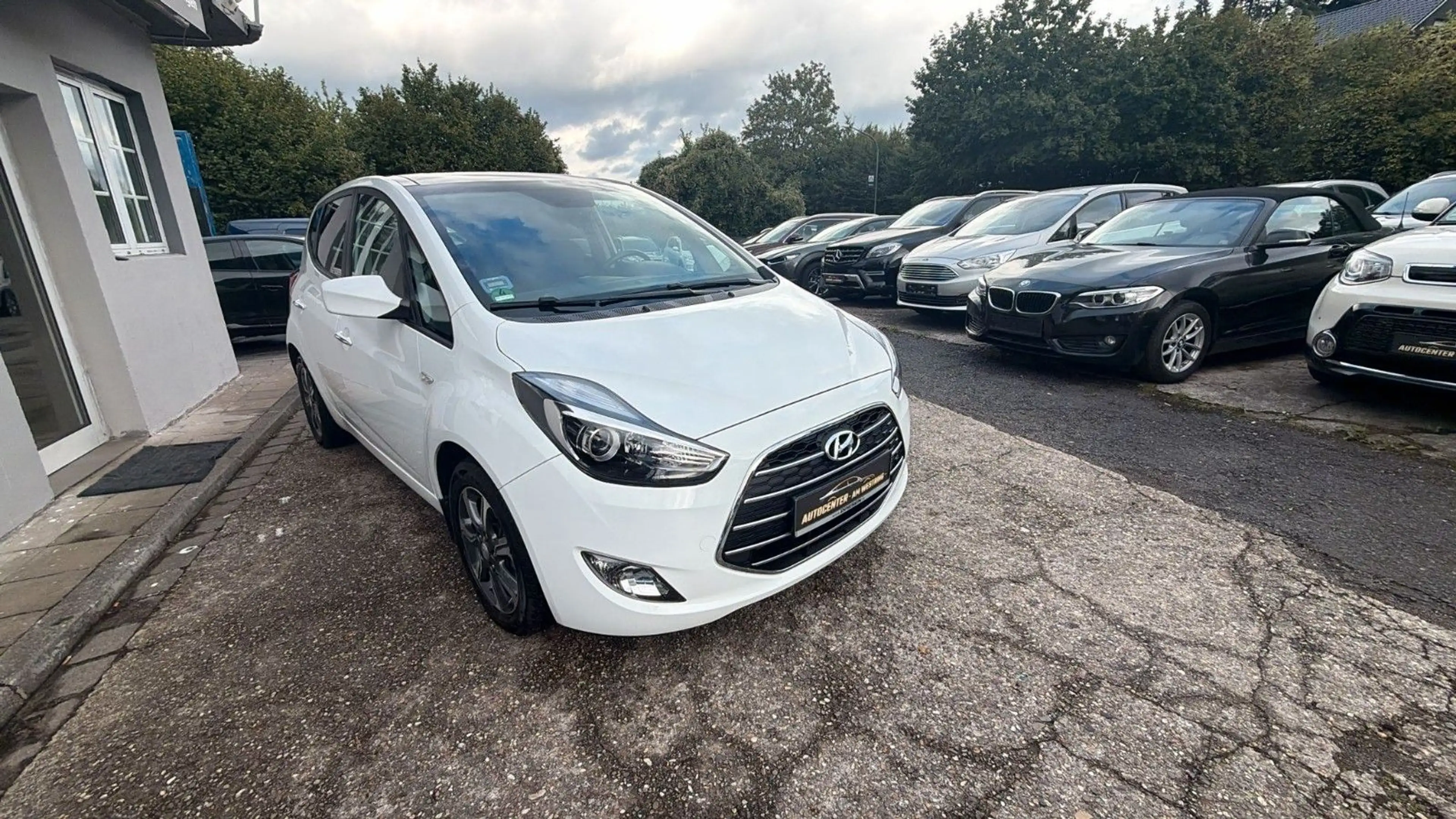 Hyundai iX20 blue Trend — photo 4