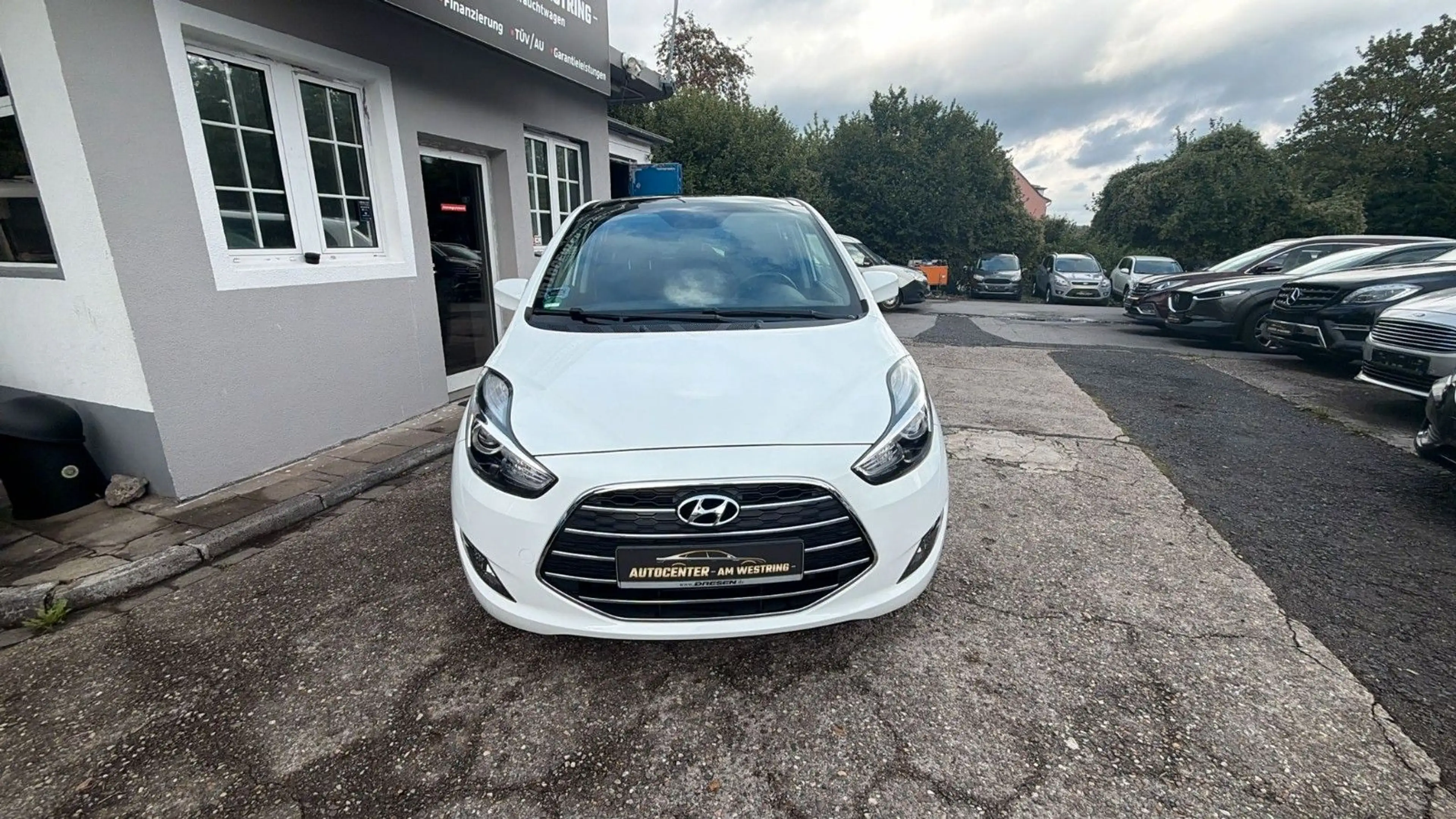 Hyundai iX20 blue Trend — photo 2