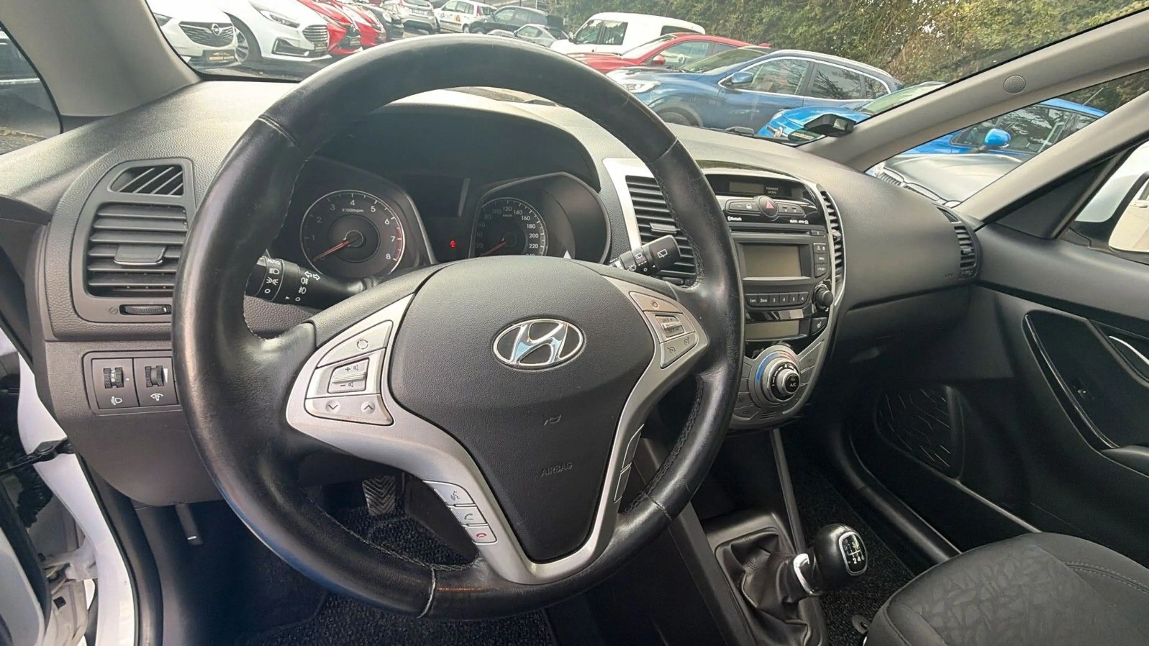 Hyundai iX20 blue Trend — photo 13