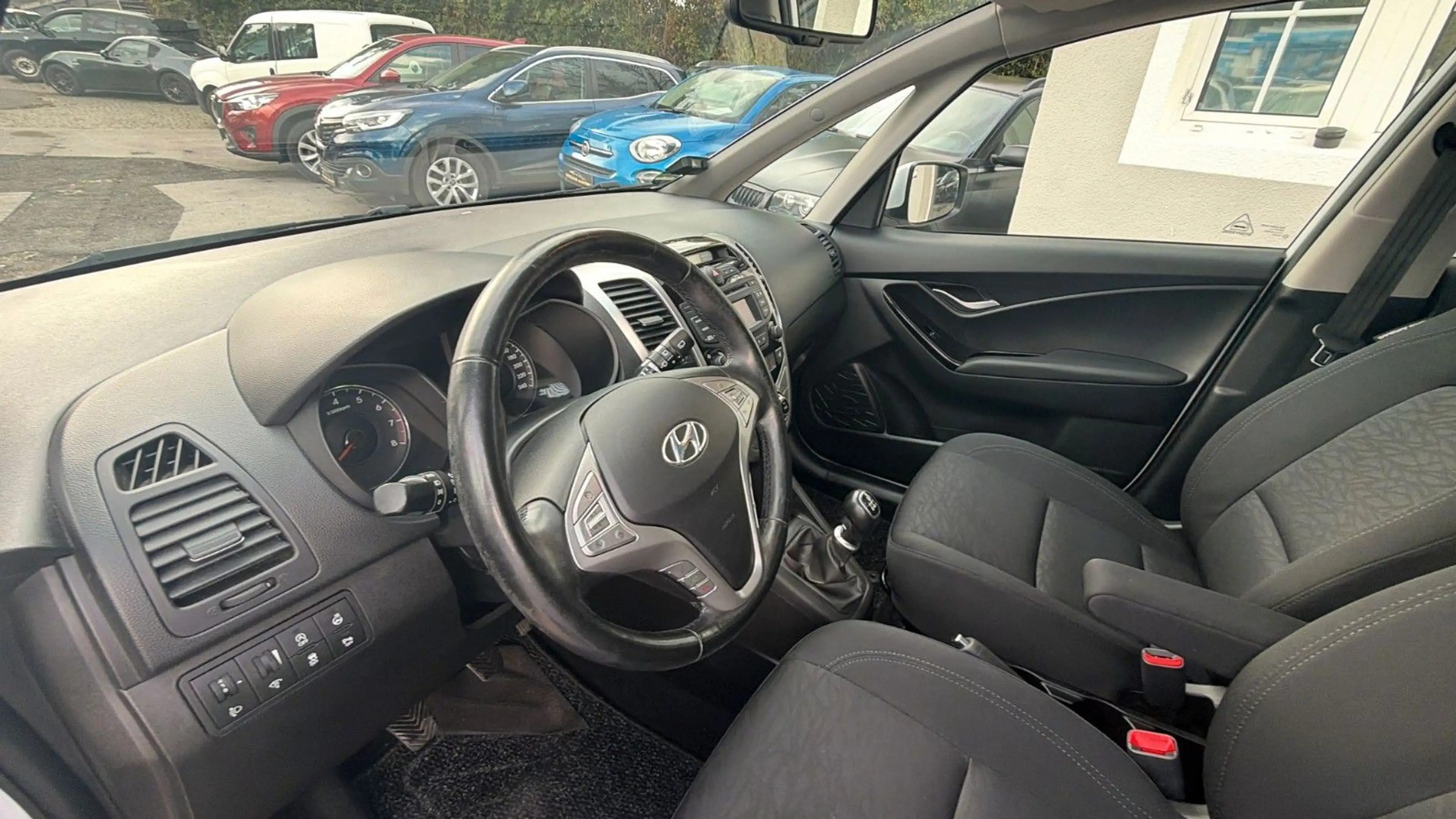 Hyundai iX20 blue Trend — photo 8