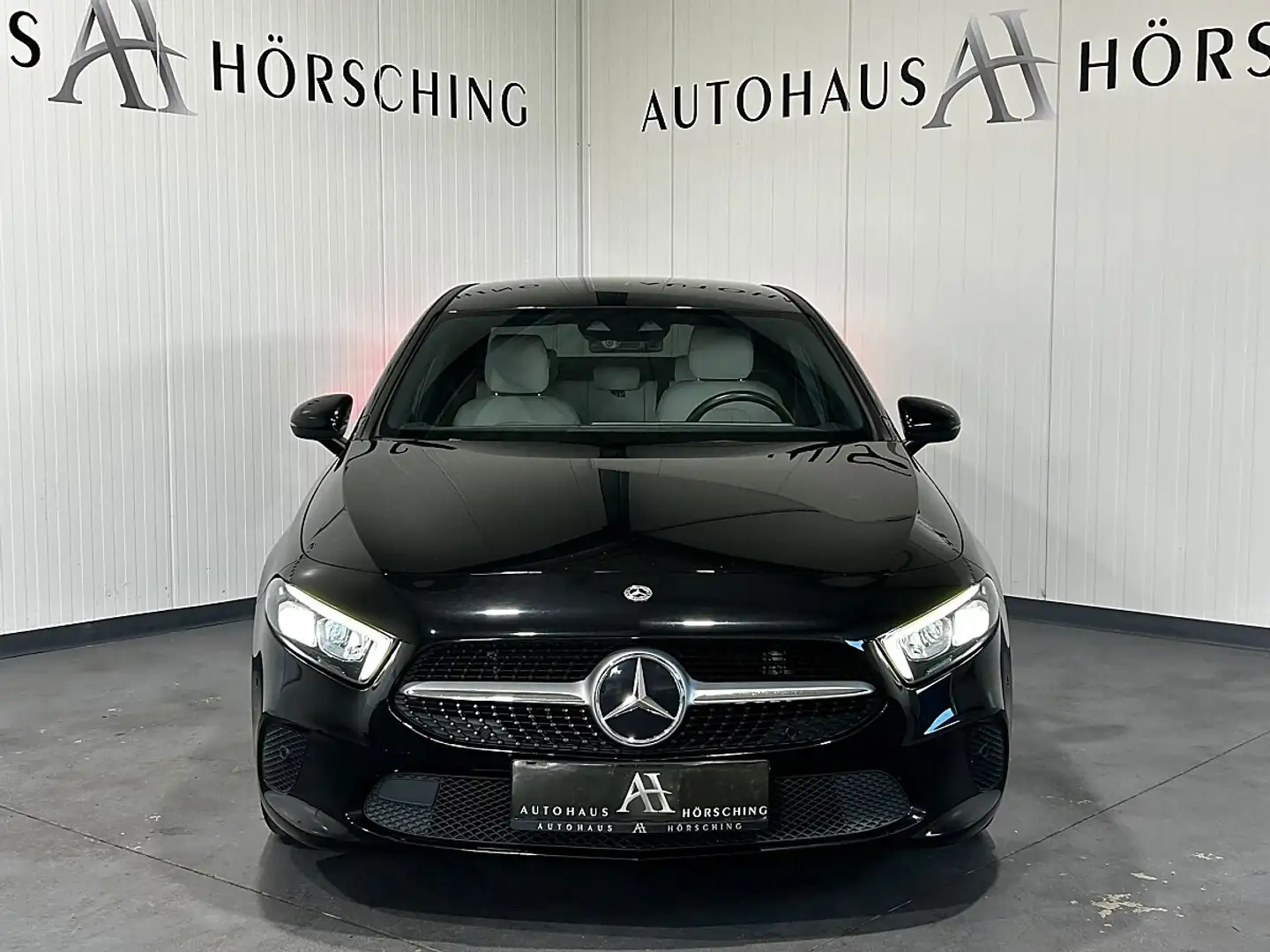 Mercedes-Benz A 200 d Limousine Aut.//AMBIENTE//SITZHEIZUNG// Schwarz - 2