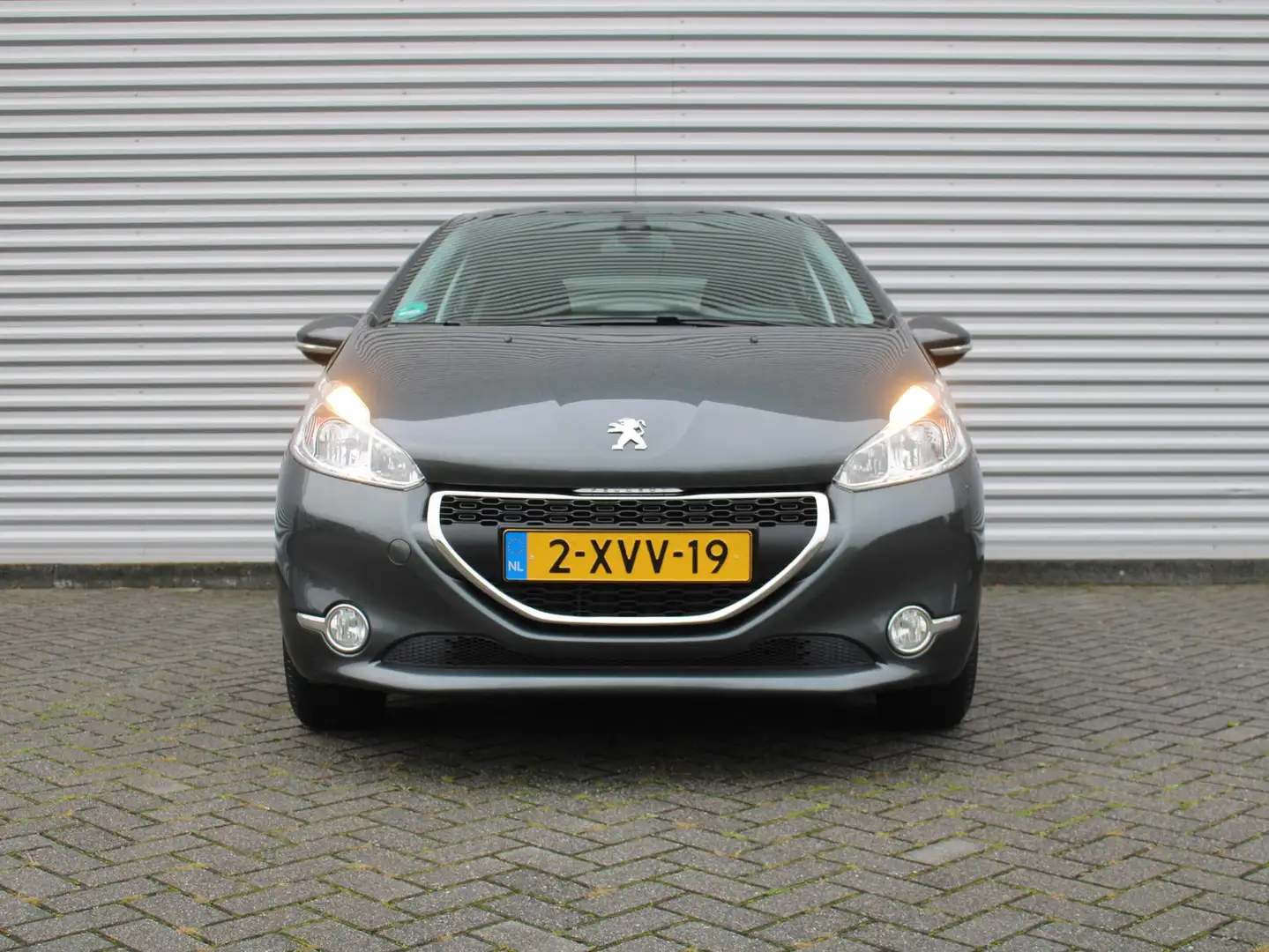 Peugeot 208 1.2 e-VTi Style | PDC achter | Trekhaak | Automaat Grijs - 2