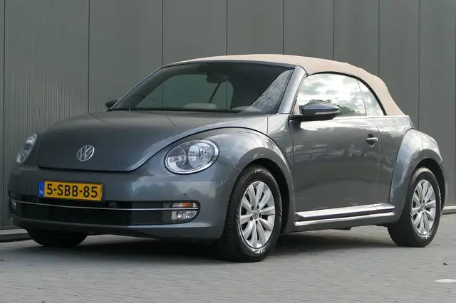 Volkswagen Beetle view 3