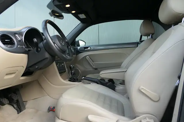 Volkswagen Beetle view 5