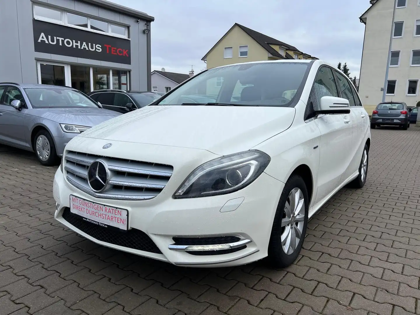 Mercedes-Benz B 180 BlueEFFICIENCY NEUE BREMSEN/Bi-Xenon/Navi/SHZ/PDC/ Weiß - 1