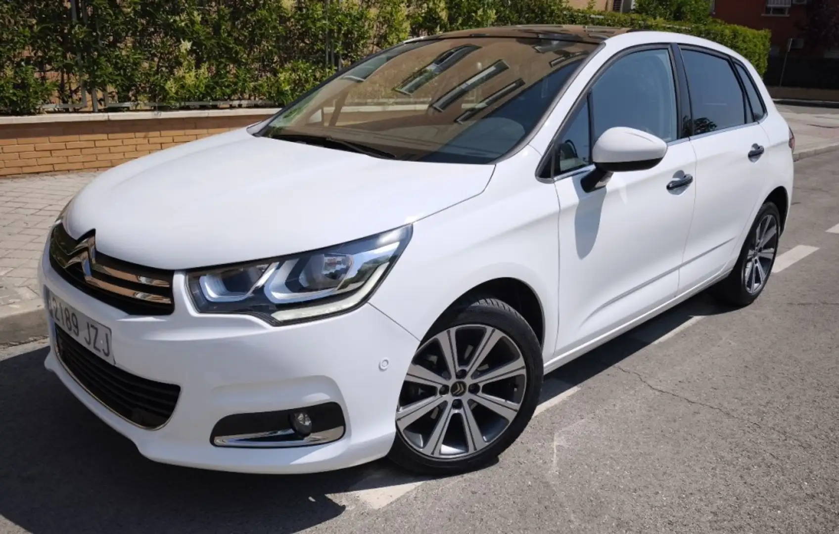 Citroen C4 1.2 PureTech S&S Shine 130 Wit - 2