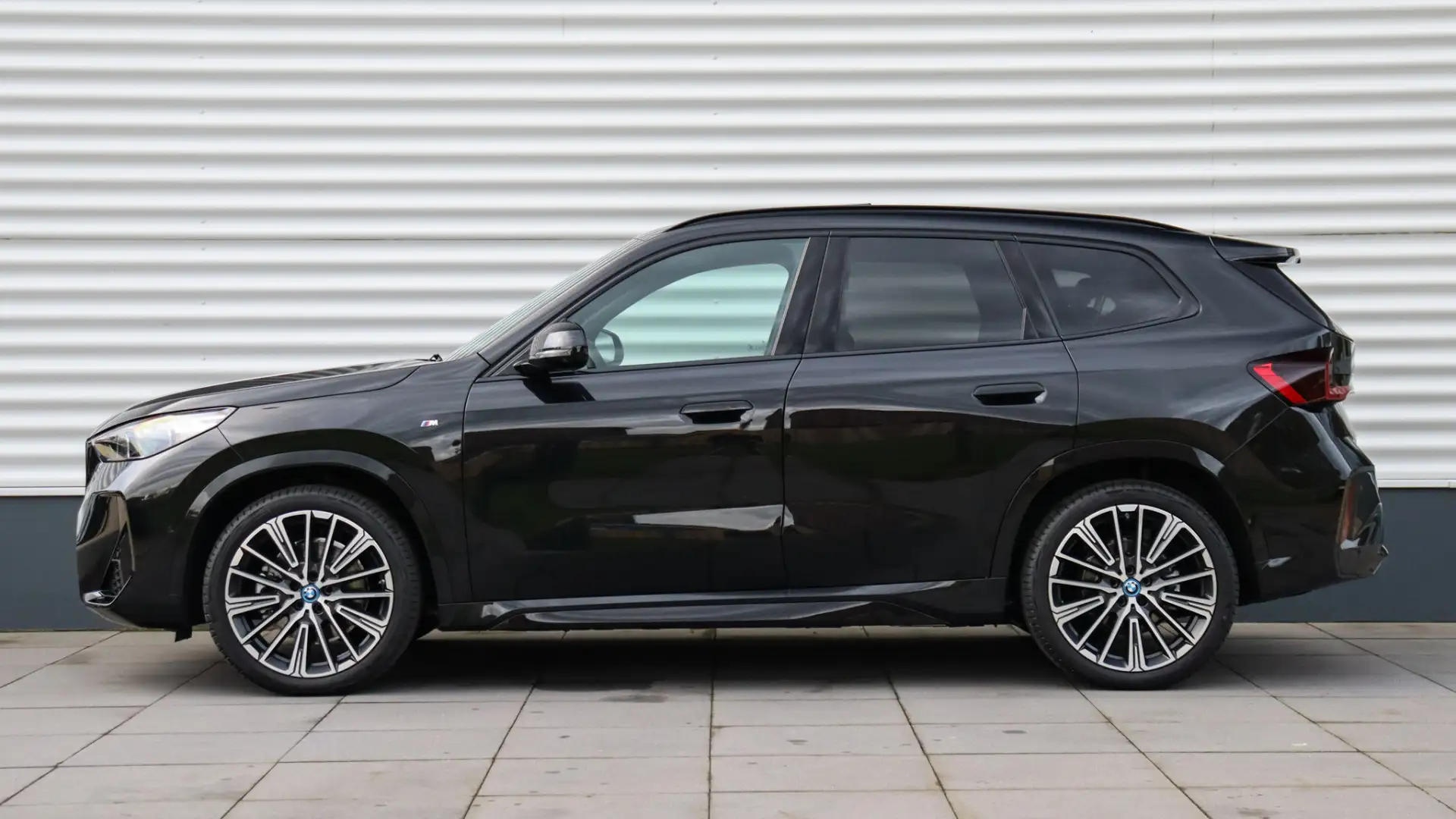 BMW iX1 xDrive30 M-Sport | Massage | Harman/Kardon | Panor Noir - 2