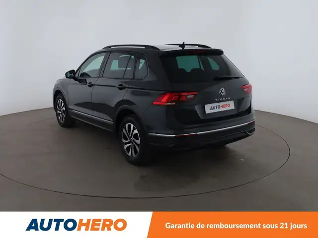 Volkswagen Tiguan view 4