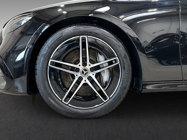 Mercedes-Benz E-Class view 4