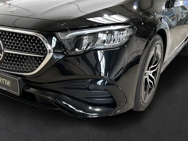 Mercedes-Benz E-Class view 3