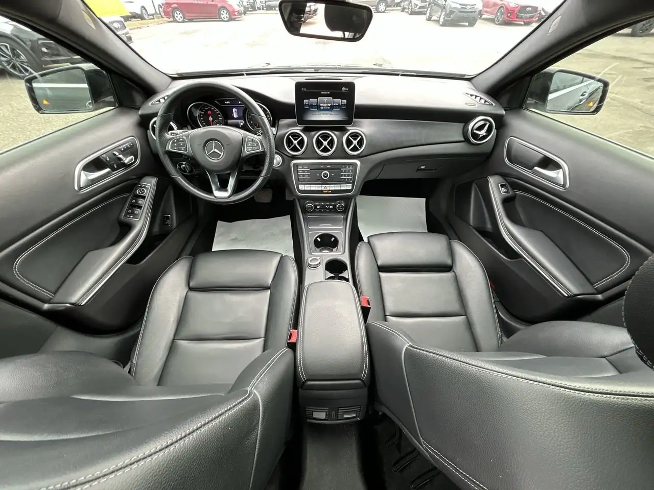 Mercedes-Benz GLA снимка Mercedes-Benz GLA
