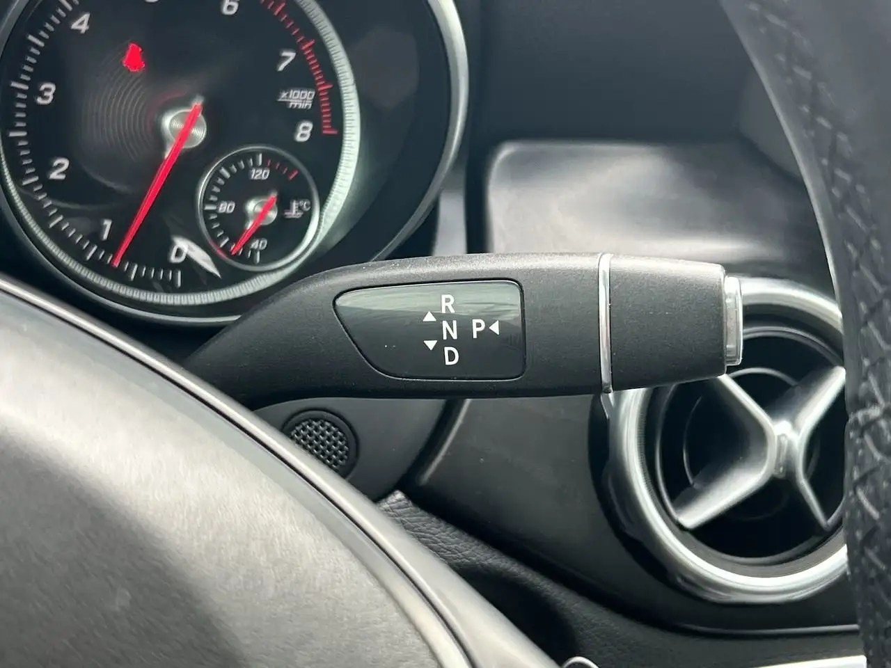 Mercedes-Benz GLA снимка Mercedes-Benz GLA