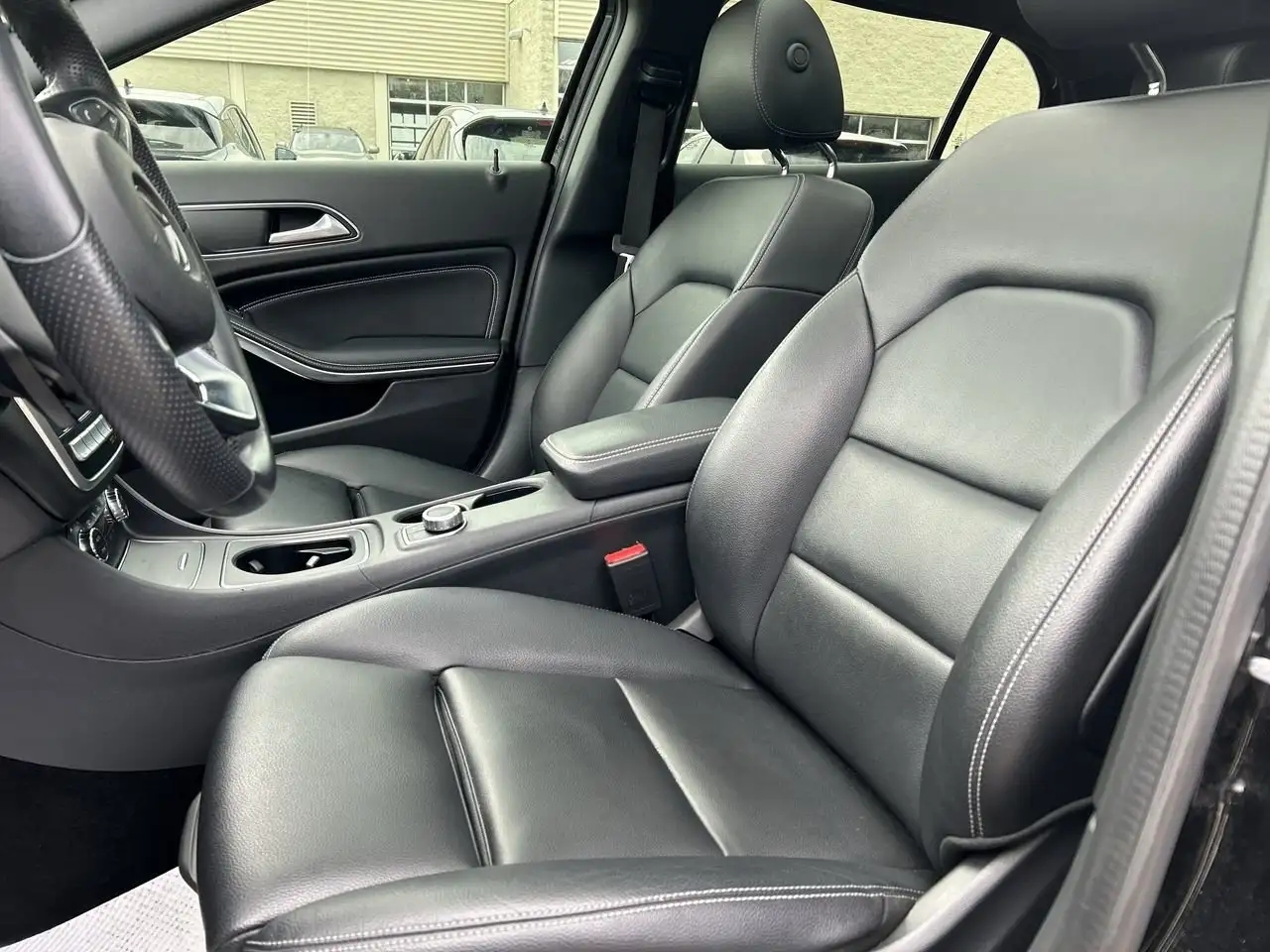 Mercedes-Benz GLA снимка Mercedes-Benz GLA