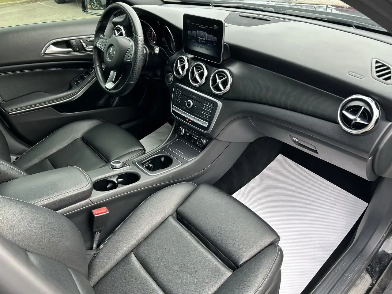 Mercedes-Benz GLA снимка Mercedes-Benz GLA