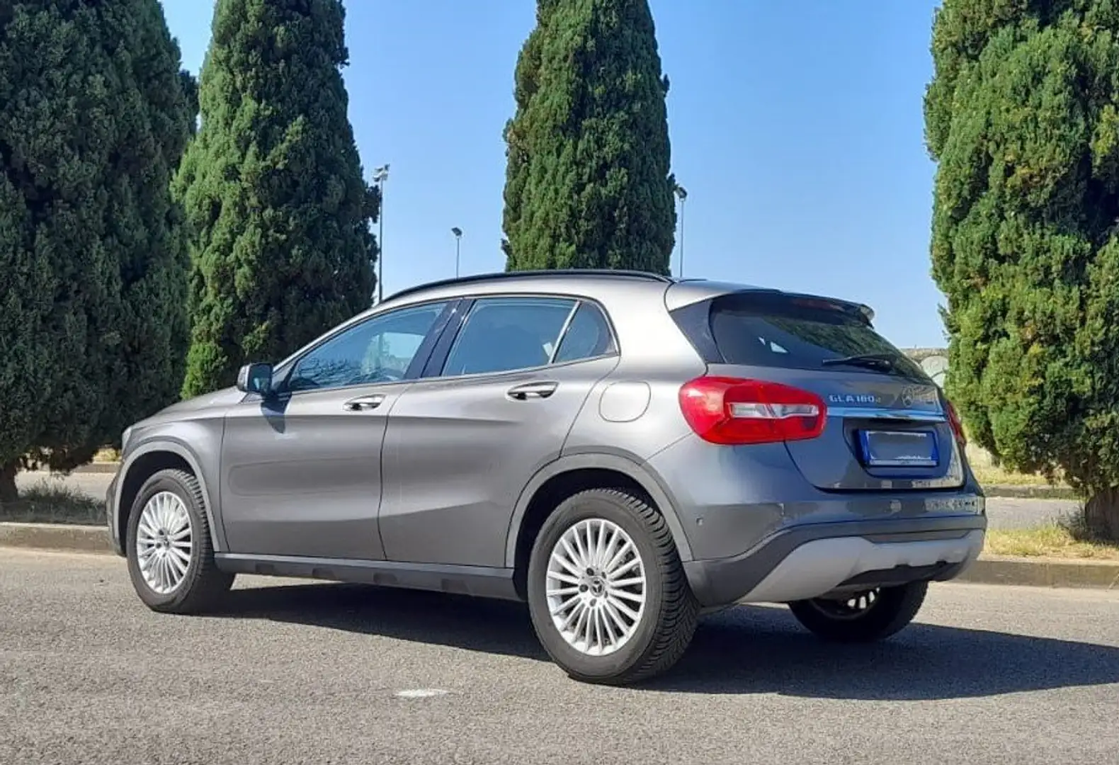 Mercedes-Benz GLA 180 GLA 180 d Business auto Silber - 2