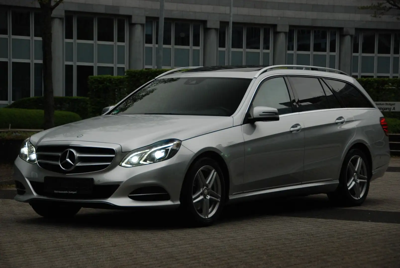 Mercedes-Benz E 250 CGI BlueEfficiency|KAMERA|ILS|LEDER|LOGIC7 Plateado - 1