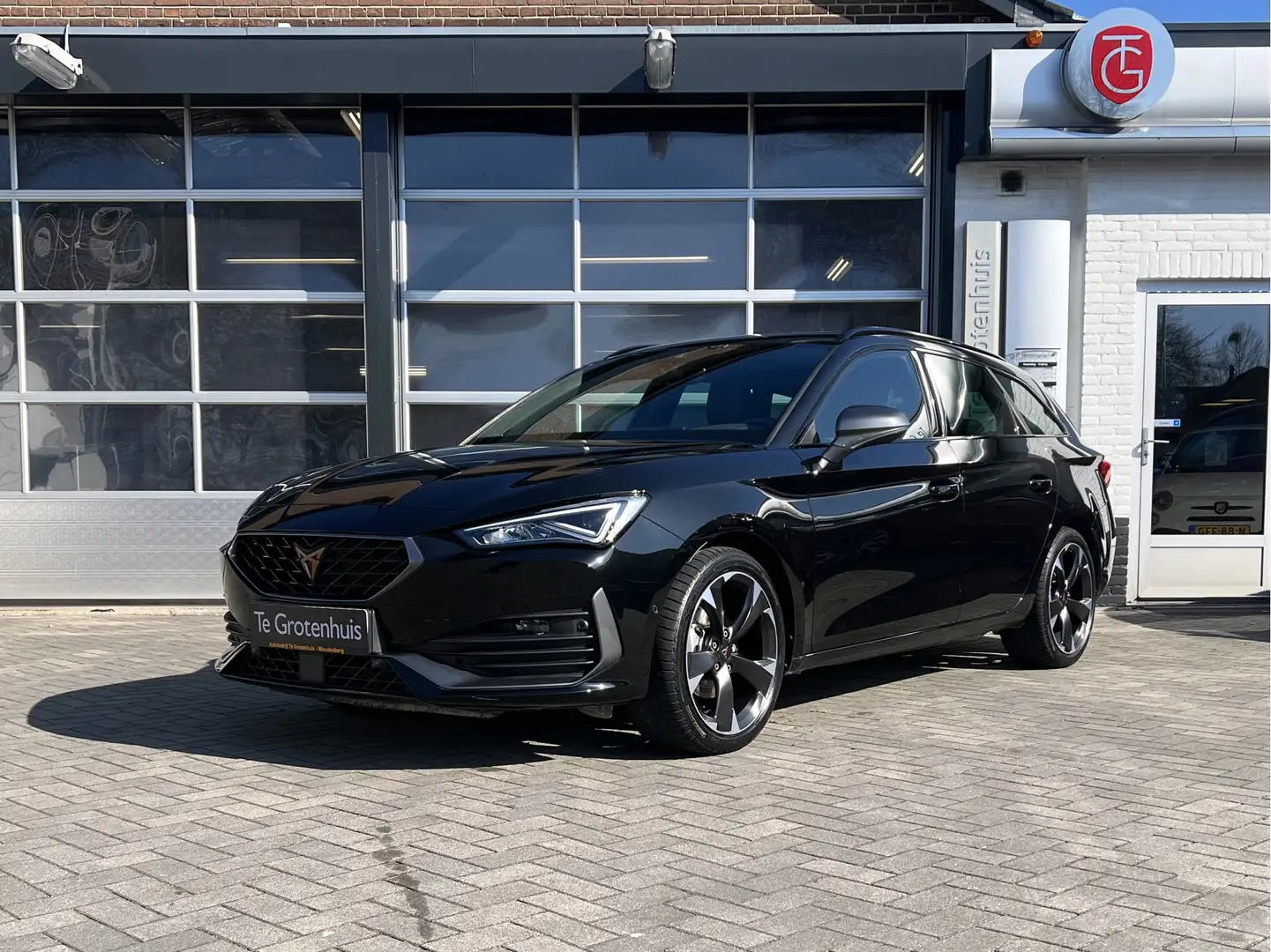 CUPRA Leon Sportstourer 1.5 eTSI Business Edition Plus Schuif Černá - 1