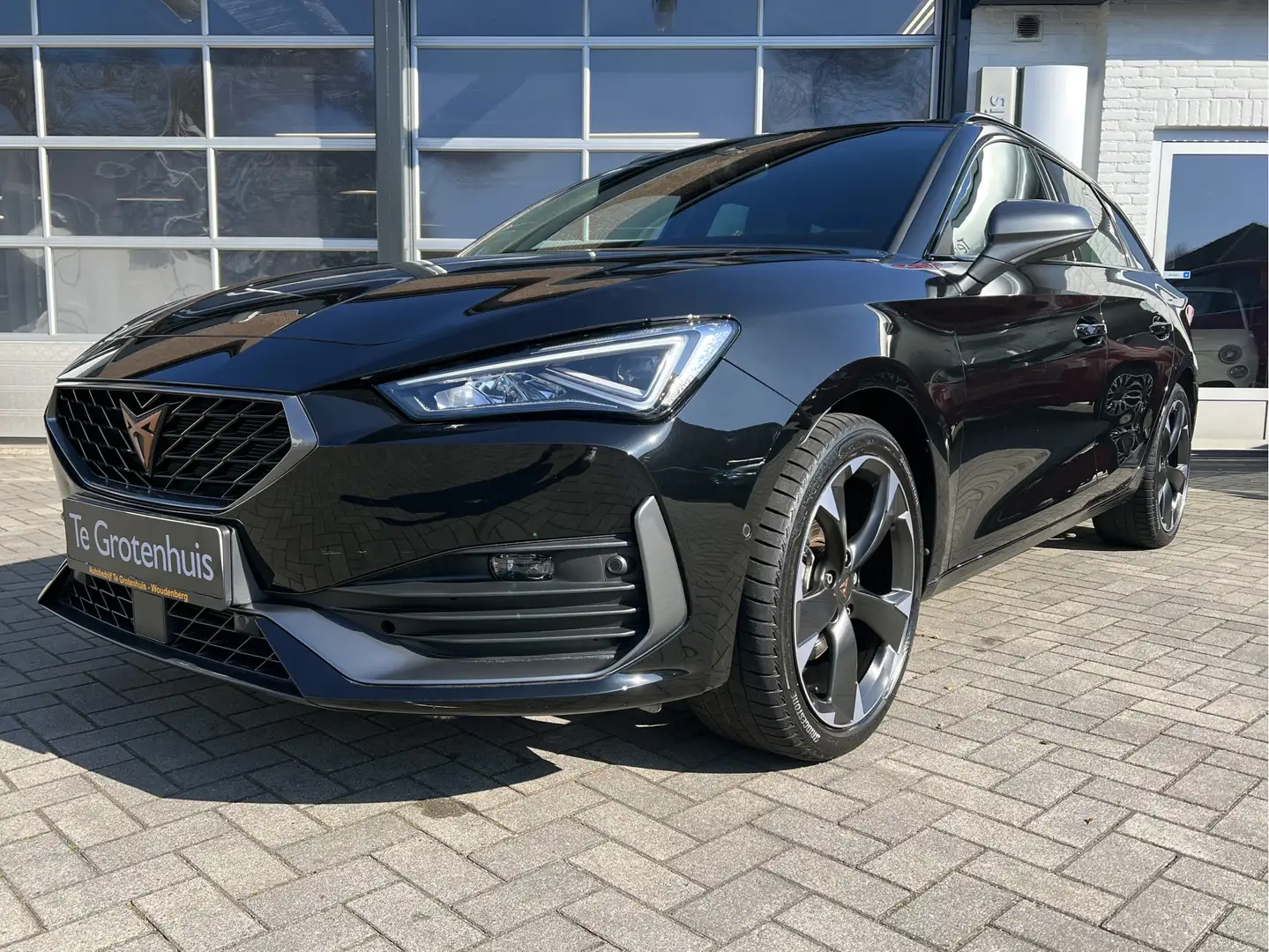 CUPRA Leon Sportstourer 1.5 eTSI Business Edition Plus Schuif Černá - 2