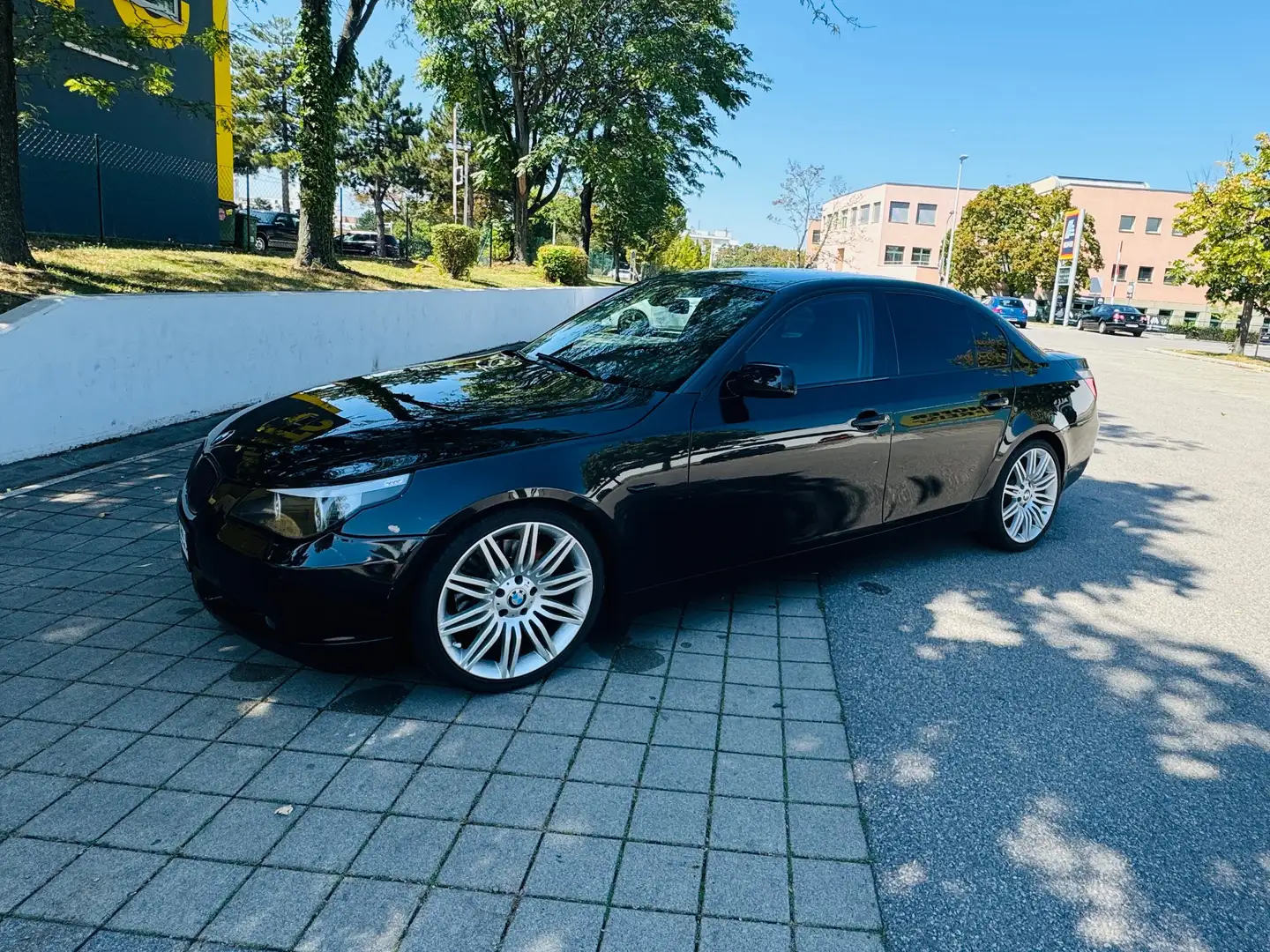 BMW 520 520i Österreich-Paket Aut. Noir - 1