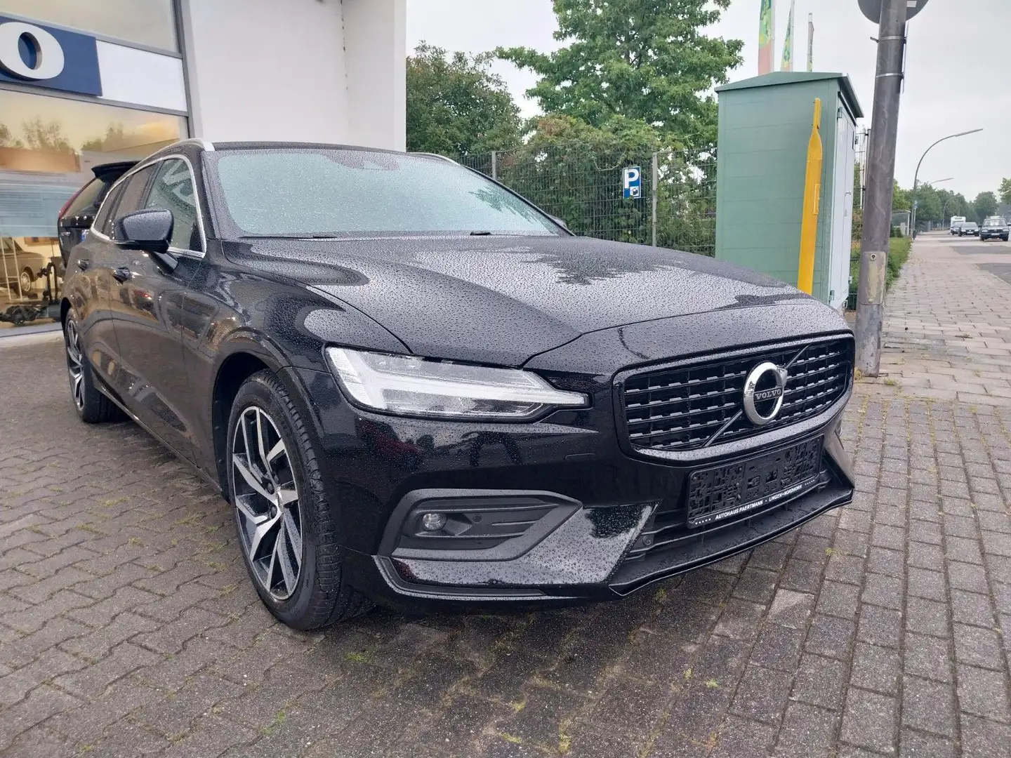 Volvo V60 D3 Kombi Momentum Pro Abstandstempomat Schwarz - 1