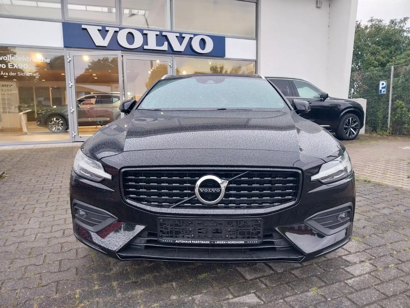 Volvo V60 D3 Kombi Momentum Pro Abstandstempomat Schwarz - 2