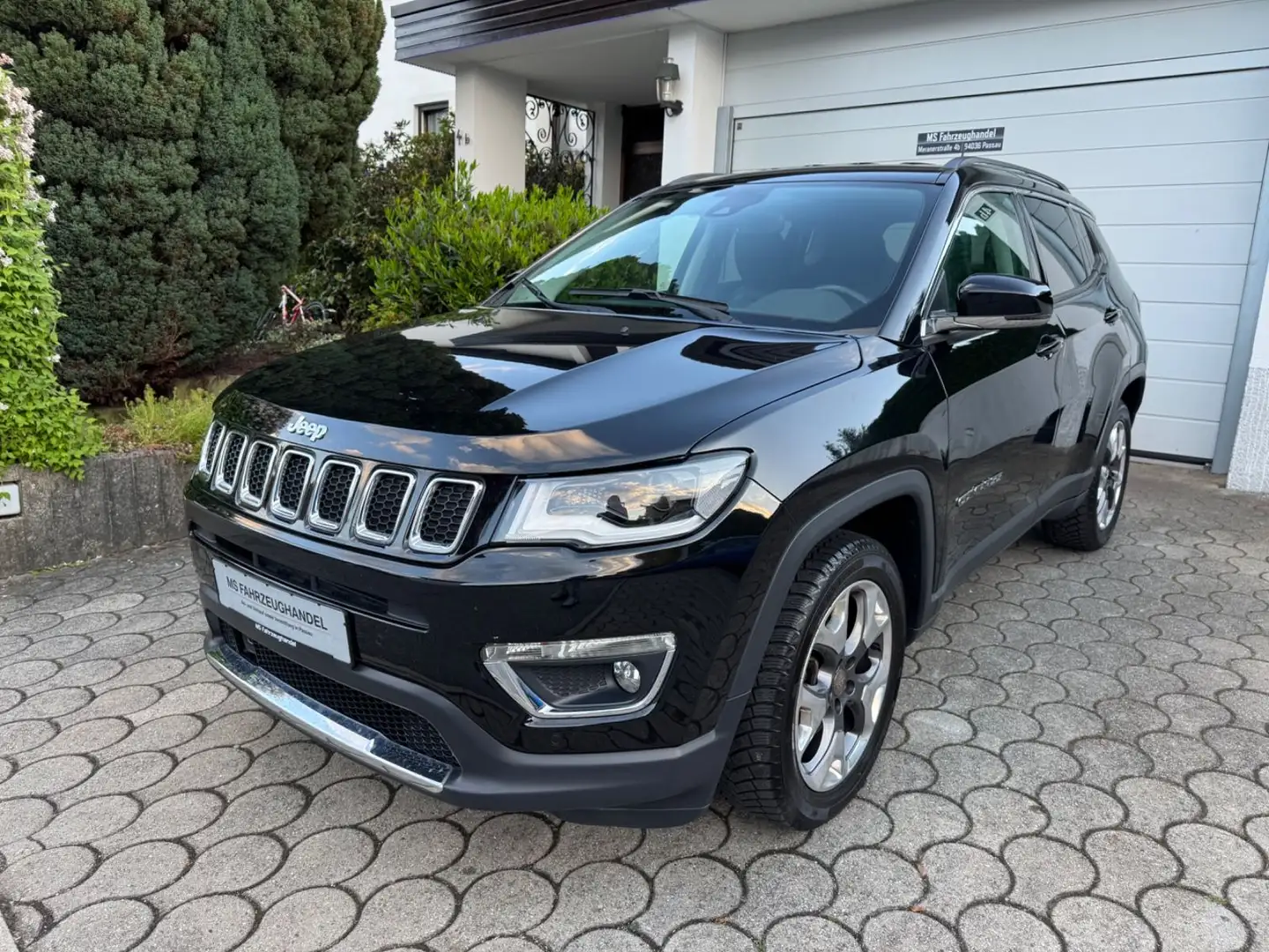 Jeep Compass Limited FWD *TÜV NEU* Schwarz - 1