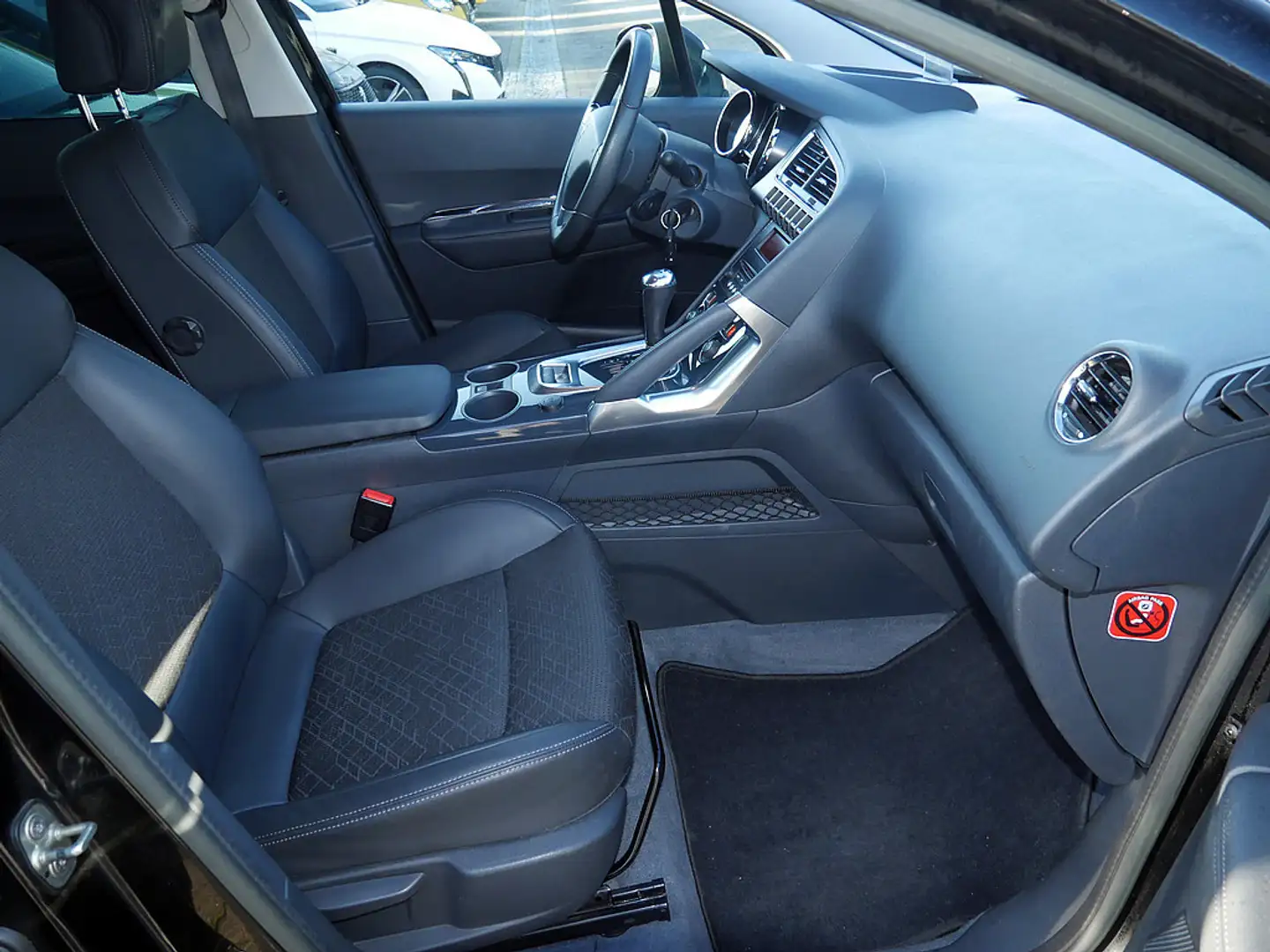 Peugeot 3008 Allure 155 THP KLIMA PDC HUD PANO Schwarz - 2