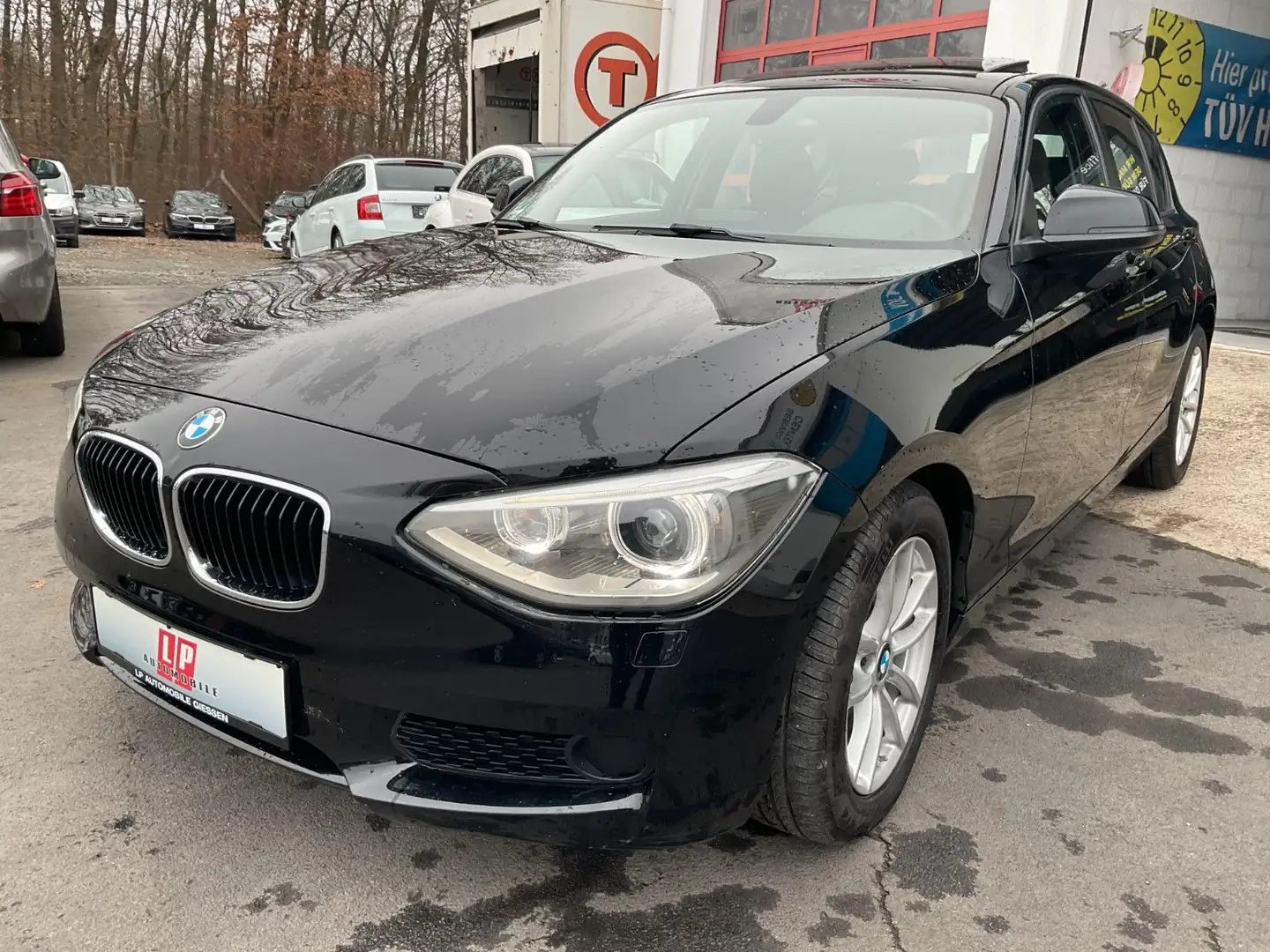 BMW 116 i Lim.5-trg Automatik Xenon Navi Schiebedach Schwarz - 1