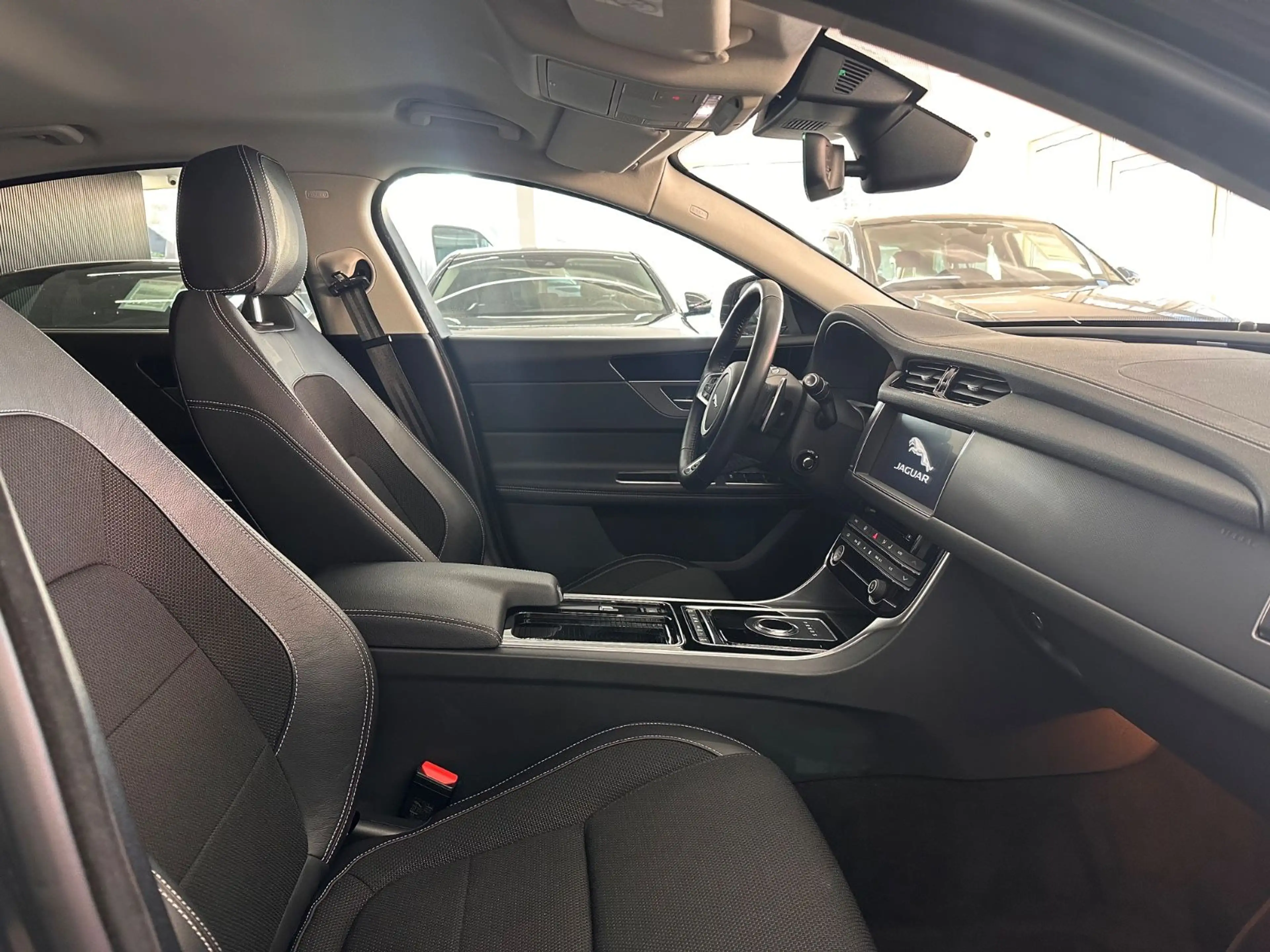 Jaguar XF 30t R-Sport AWD*Kamera*4xSHZ*Totwinkel* — photo 8