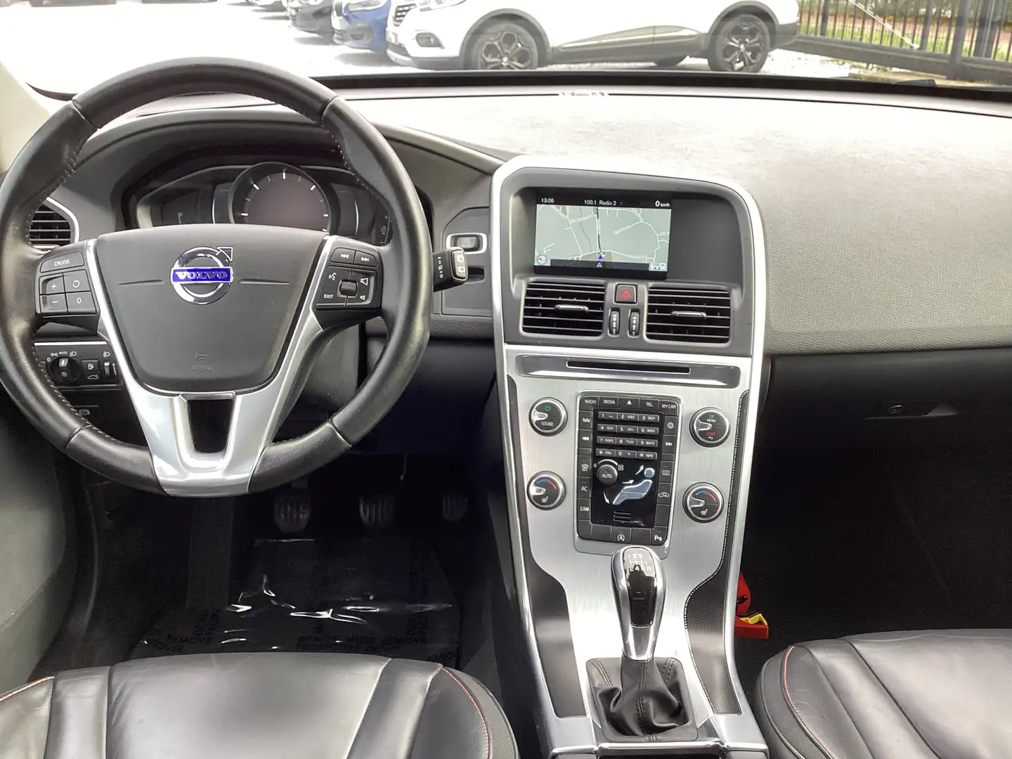 Volvo XC60 D3/121000km/Leder/Trekhaak/Navi/Cam&Pdc/Alu/Cruise Schwarz - 2