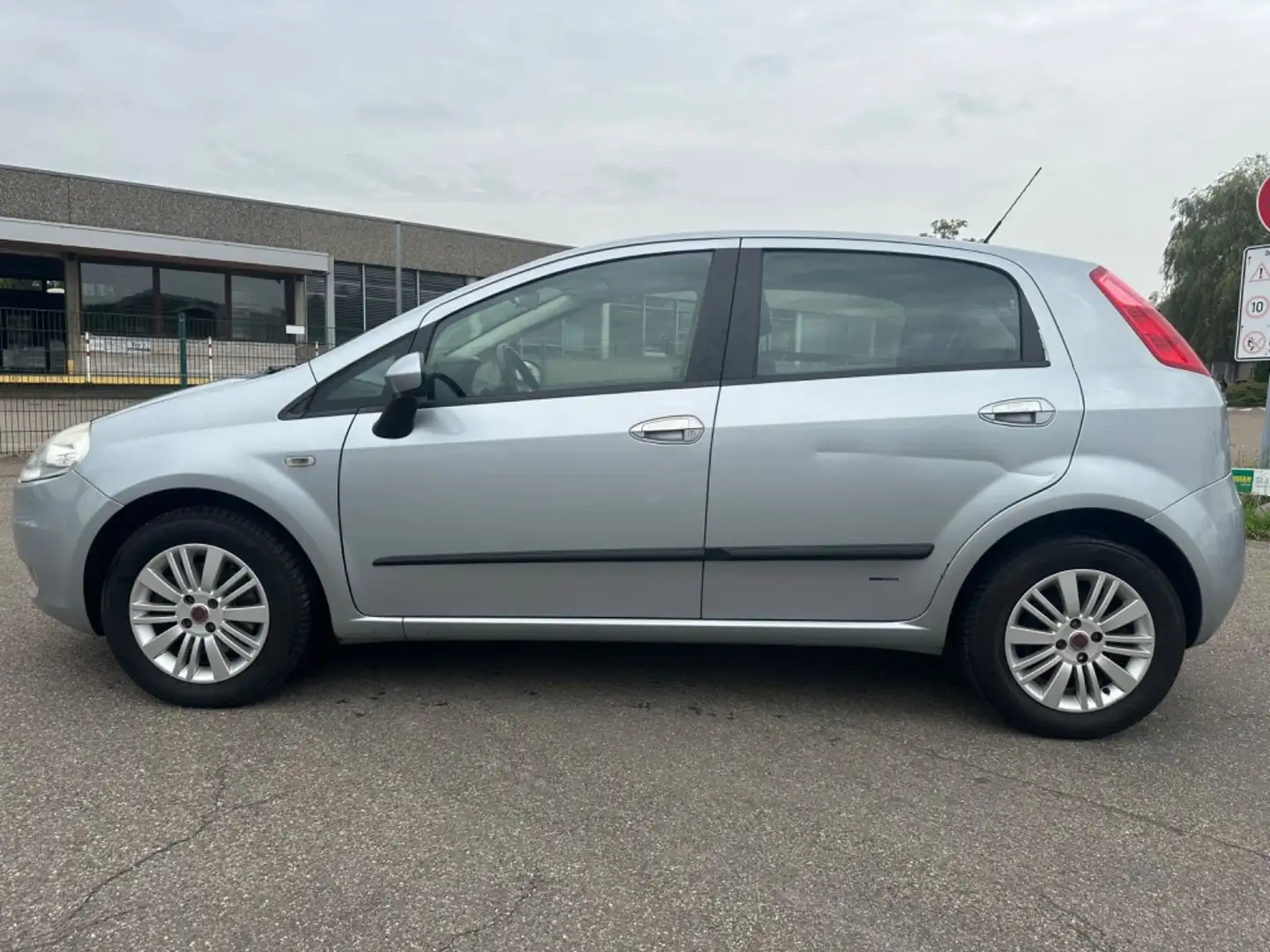 Fiat Grande Punto 1.9 Multijet Emotion Grau - 2