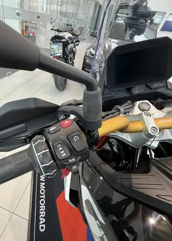 BMW F view 8