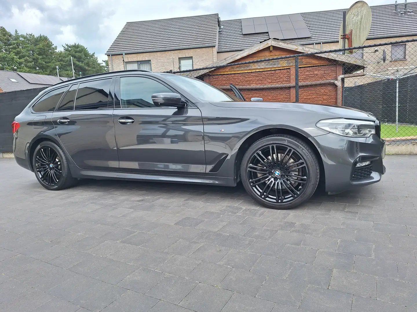BMW 520 520d xDrive M-Pakket 190 Pk Grijs - 1