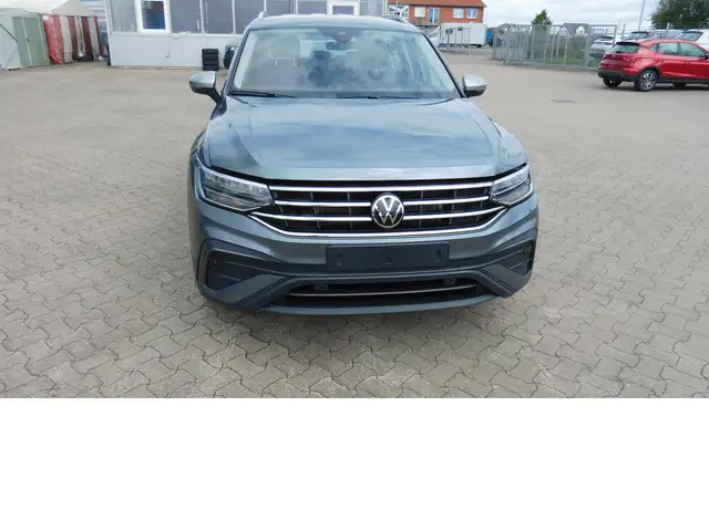 Volkswagen Tiguan Allspace view 4