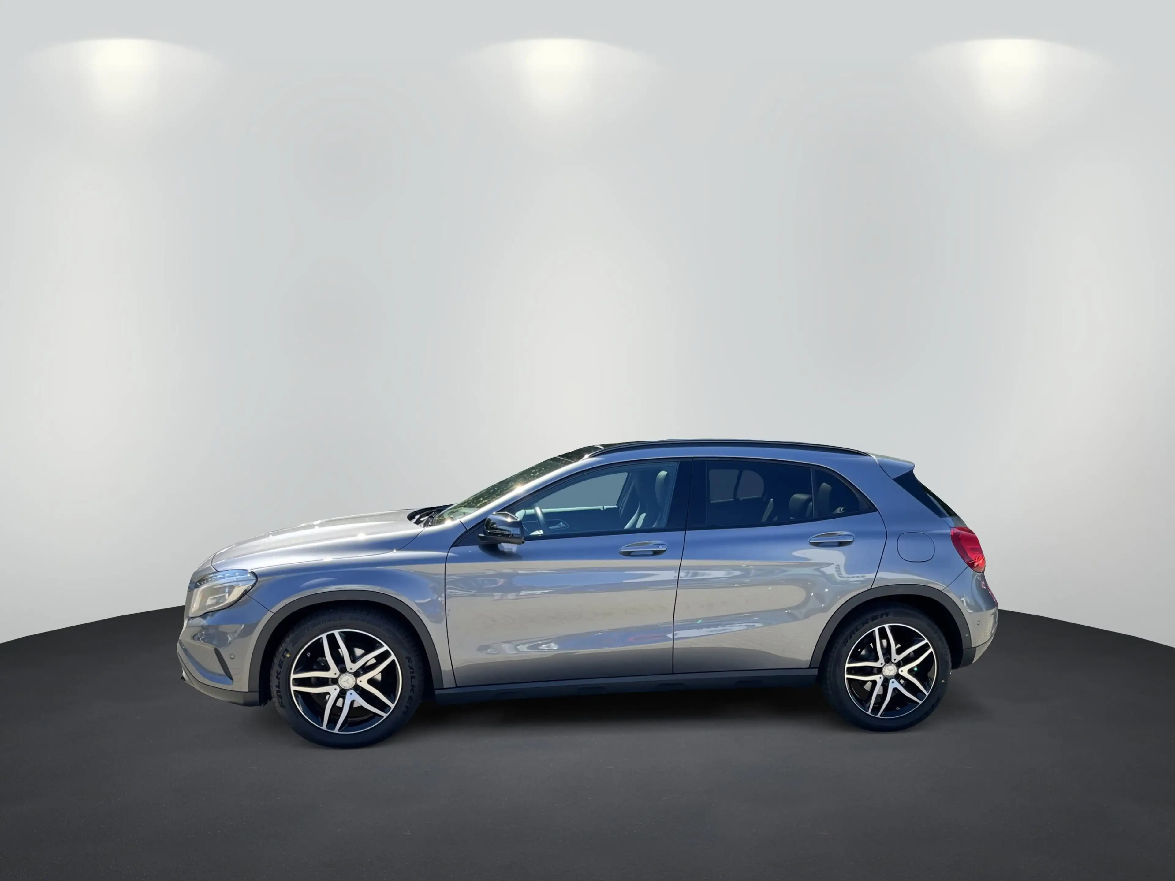 Mercedes-Benz GLA 200 Urban Navi+Pano+SD+SHZ+LM+PDC — photo 4