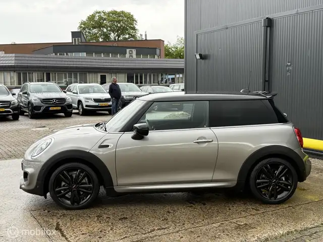 Mini Hatch view 7