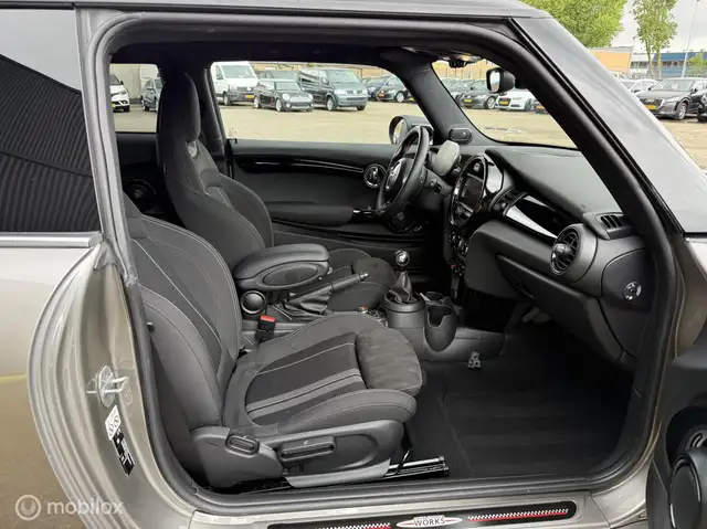 Mini Hatch view 14