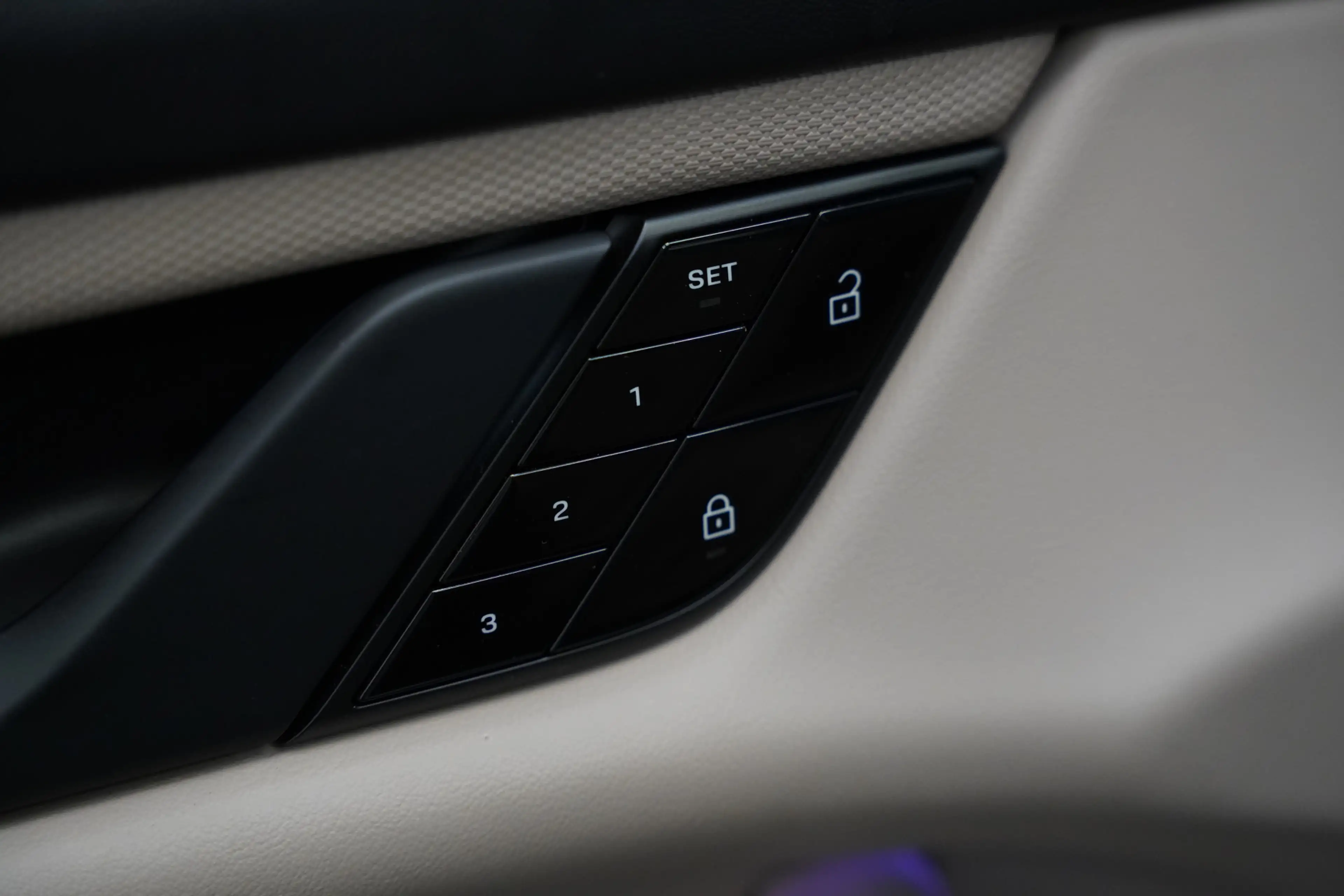 Porsche Taycan Performance 84 kWh ACC Panoramadak Leder Memory Se — photo 14