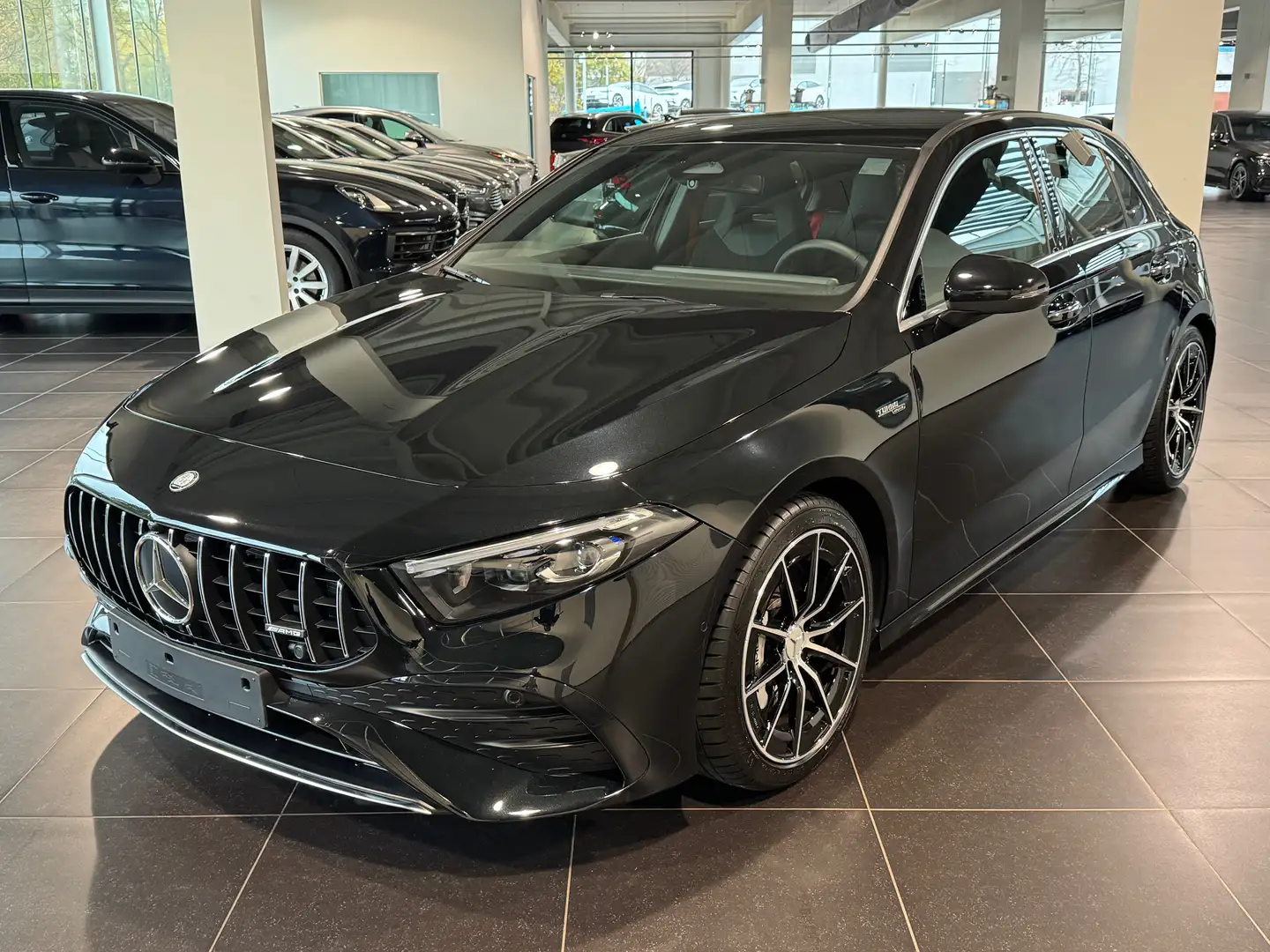 Mercedes-Benz A 35 AMG 4M Multibeam Led, Dodehoeks Assist, Mbux, DAB Noir - 1