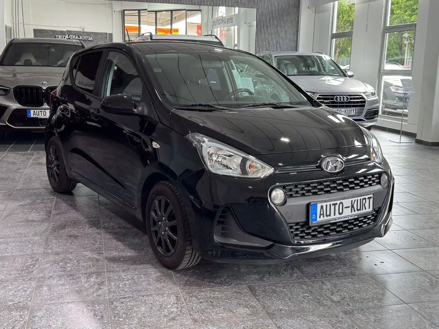 Hyundai i10 1,0i*Trend*Klima*Shz*1.Hand*LPG Gasanlage Schwarz - 1