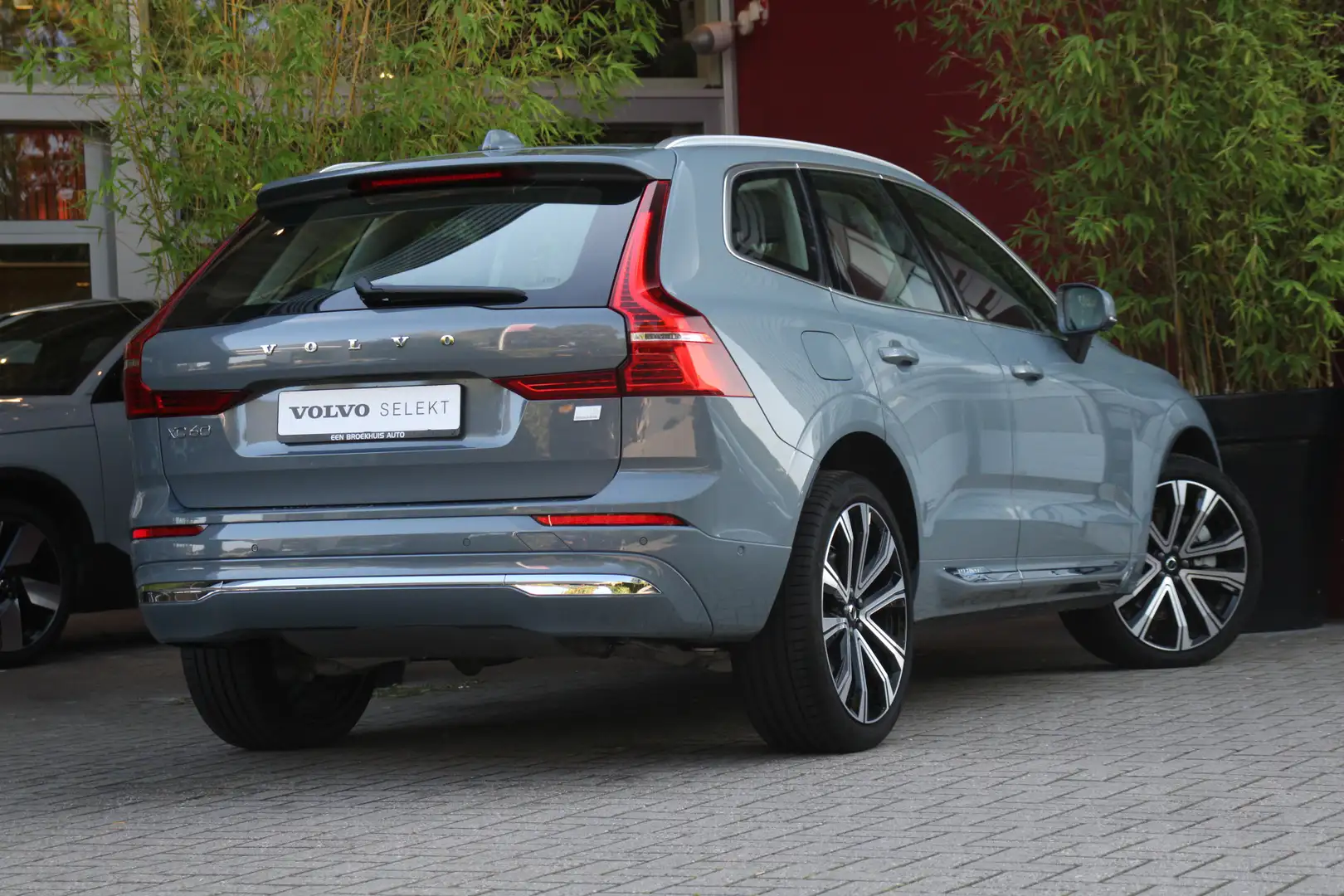 Volvo XC60 Recharge T6 AWD 350pk Plus Bright | Adaptive Cruis Grijs - 2
