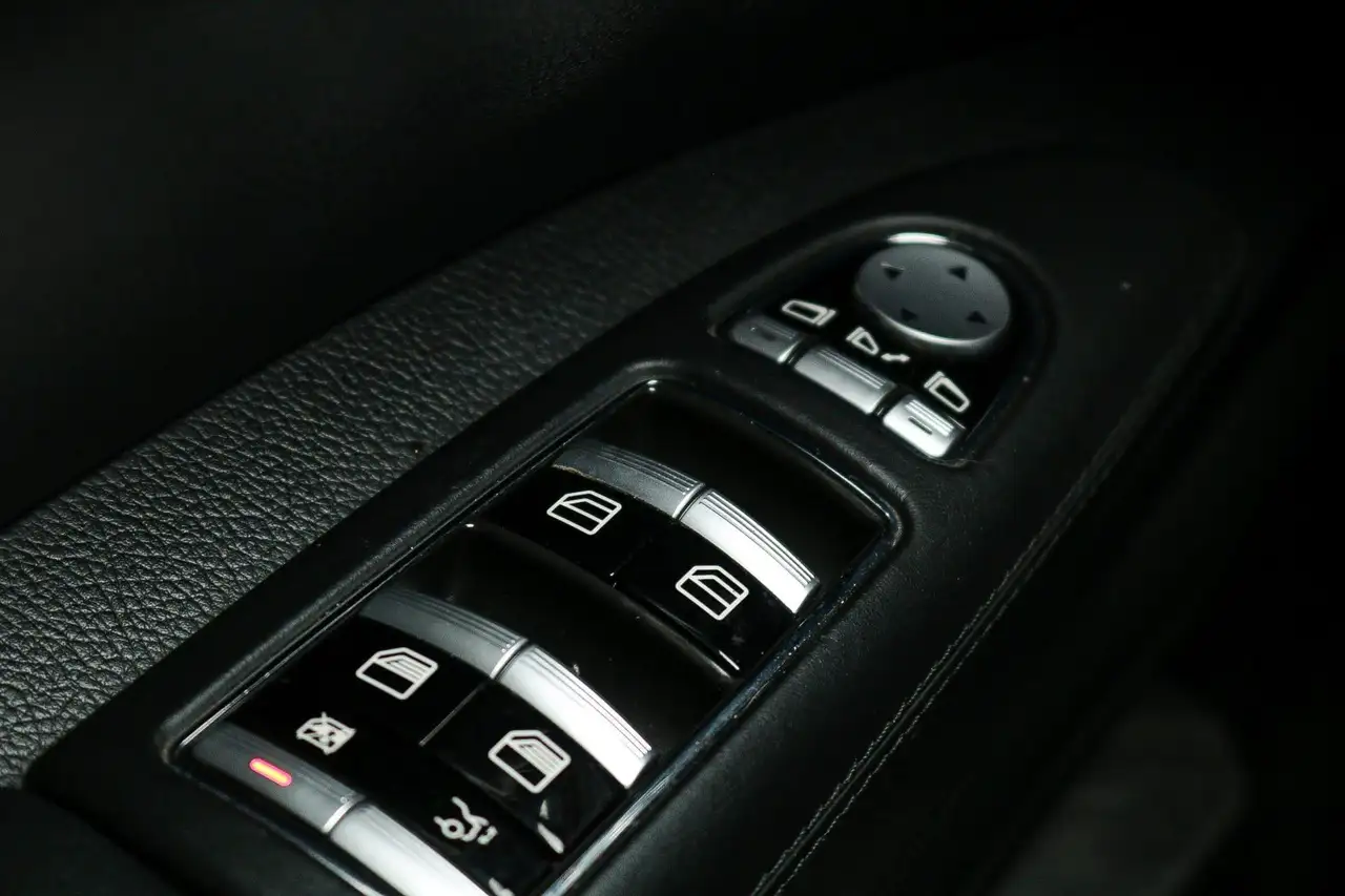 Mercedes-Benz S-Class снимка Mercedes-Benz S-Class